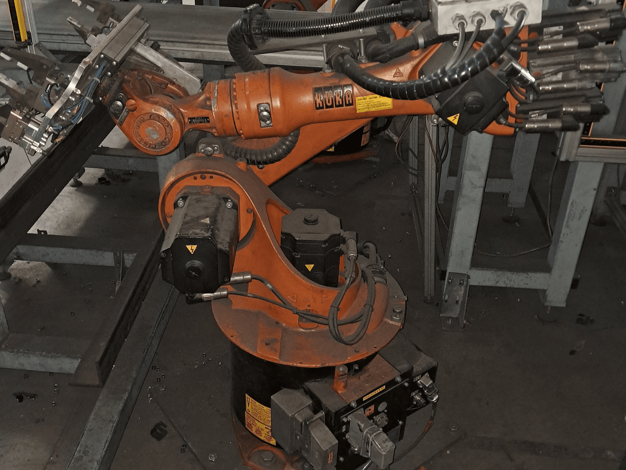 KUKA KR 16-2 robota roka, skatīta no augšas, kurā redzams oranžais korpuss, motors un mehāniskās detaļas.