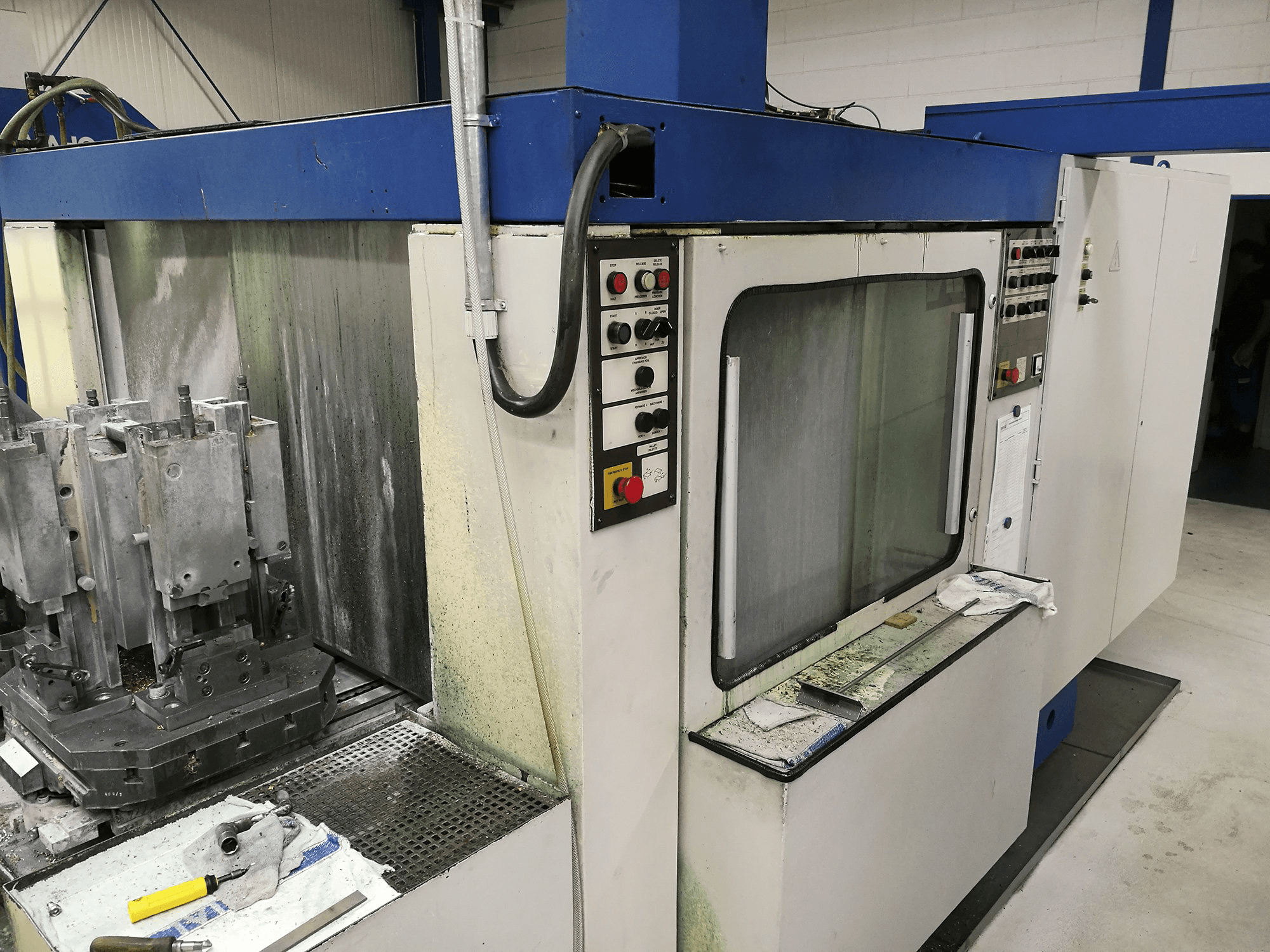 Mašīnas Hueller Hille NBH 70 skats no kreisās puses