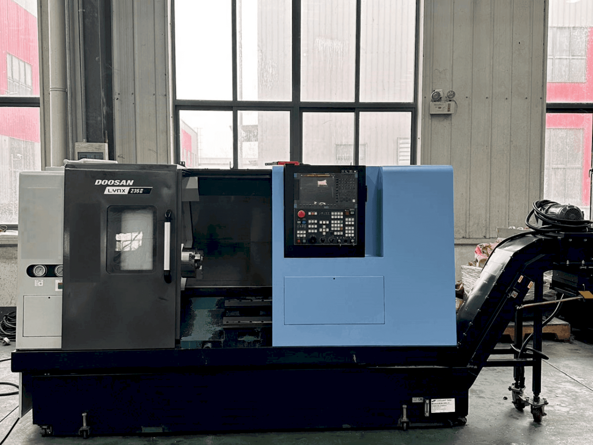 Mašīnas DOOSAN Lynx 235II pretskats