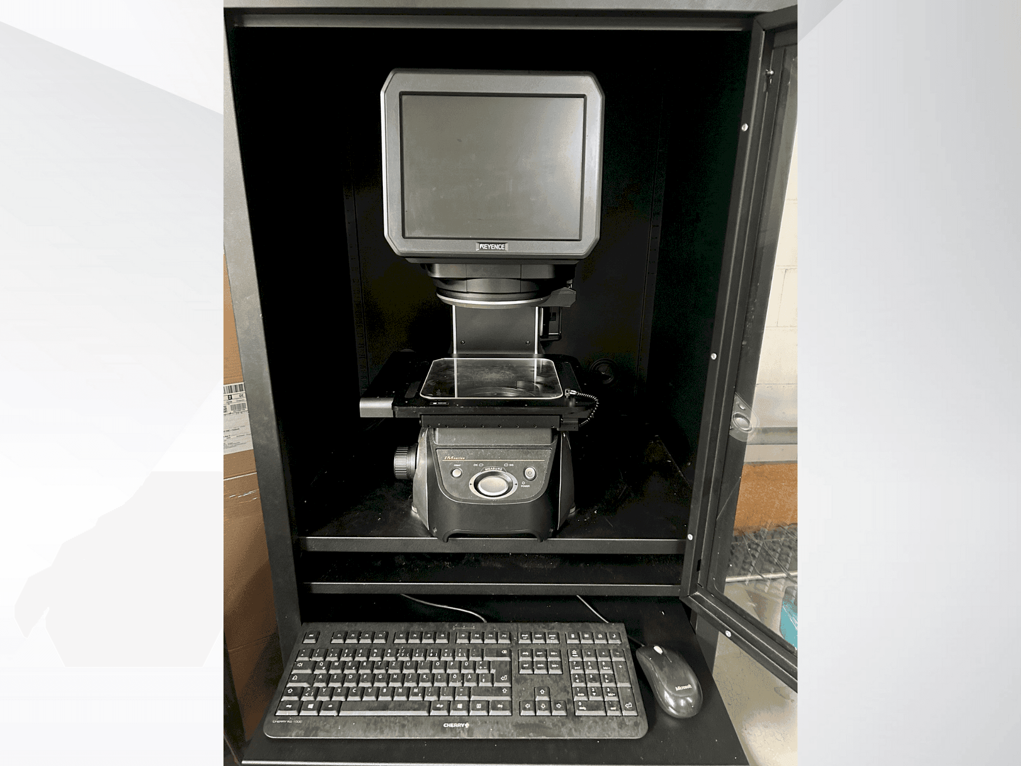 Mašīnas KEYENCE IM 7020 pretskats