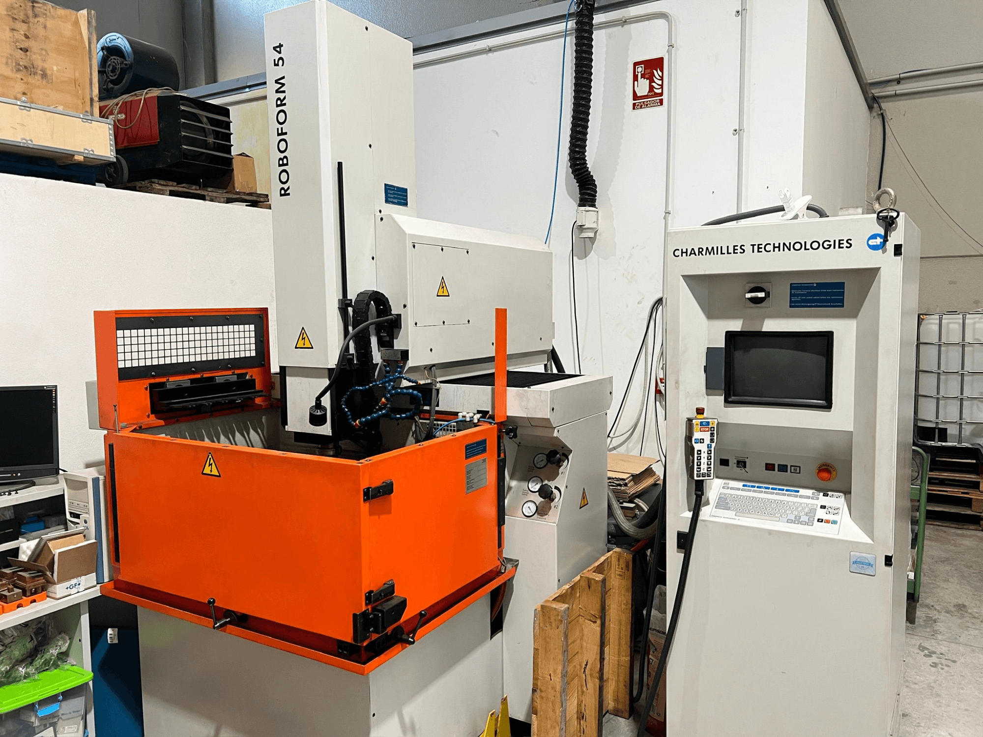 AgieCharmilles Roboform 54 presformas iegremdēšanas EDM mašīna, skats no priekšpuses, ar oranžu darba tvertni un vadības bloku.