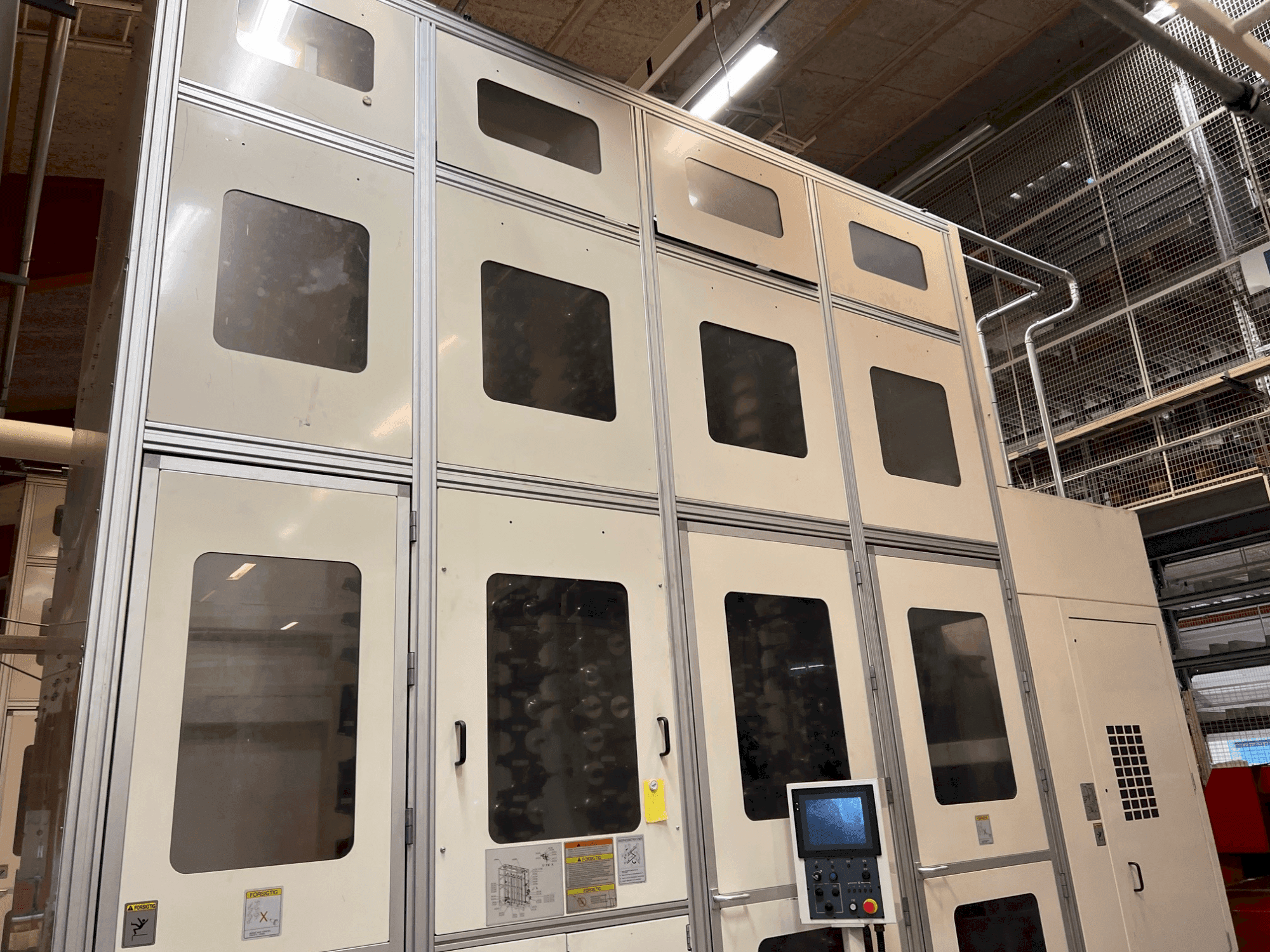 Mašīnas Okuma MA-800H skats no kreisās puses