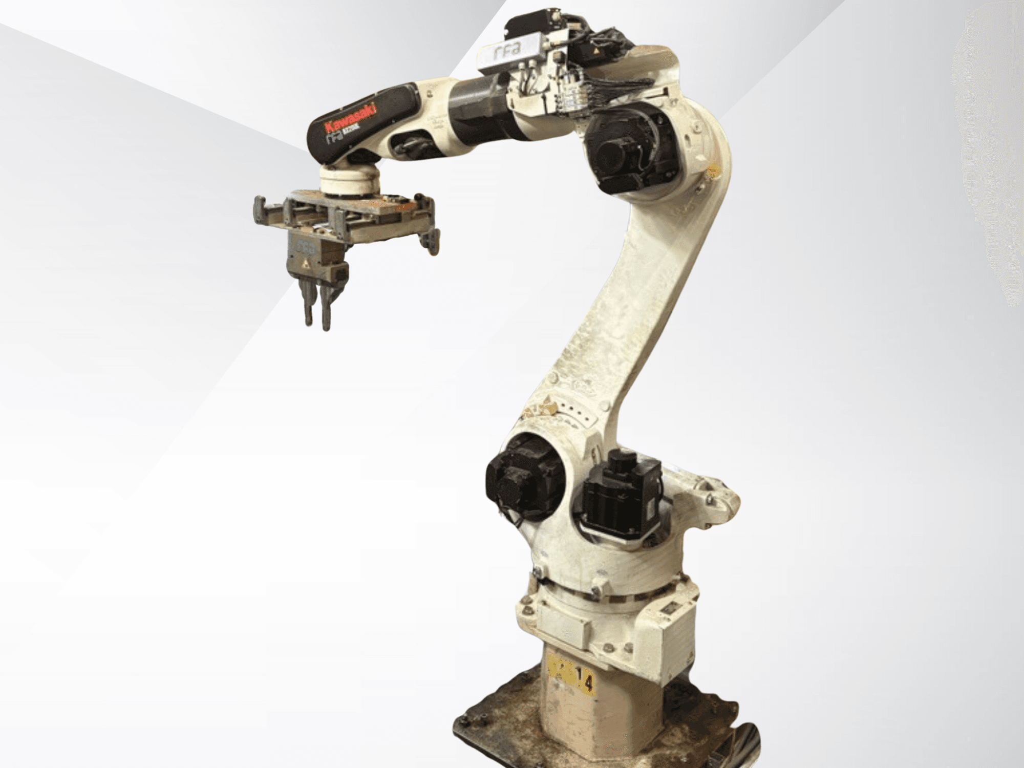Kawasaki E42F-A001 robota roka sānu skatā ar galā pievienotu satvērēju. Redzami rotējošie savienojumi un strāvas savienotāji.