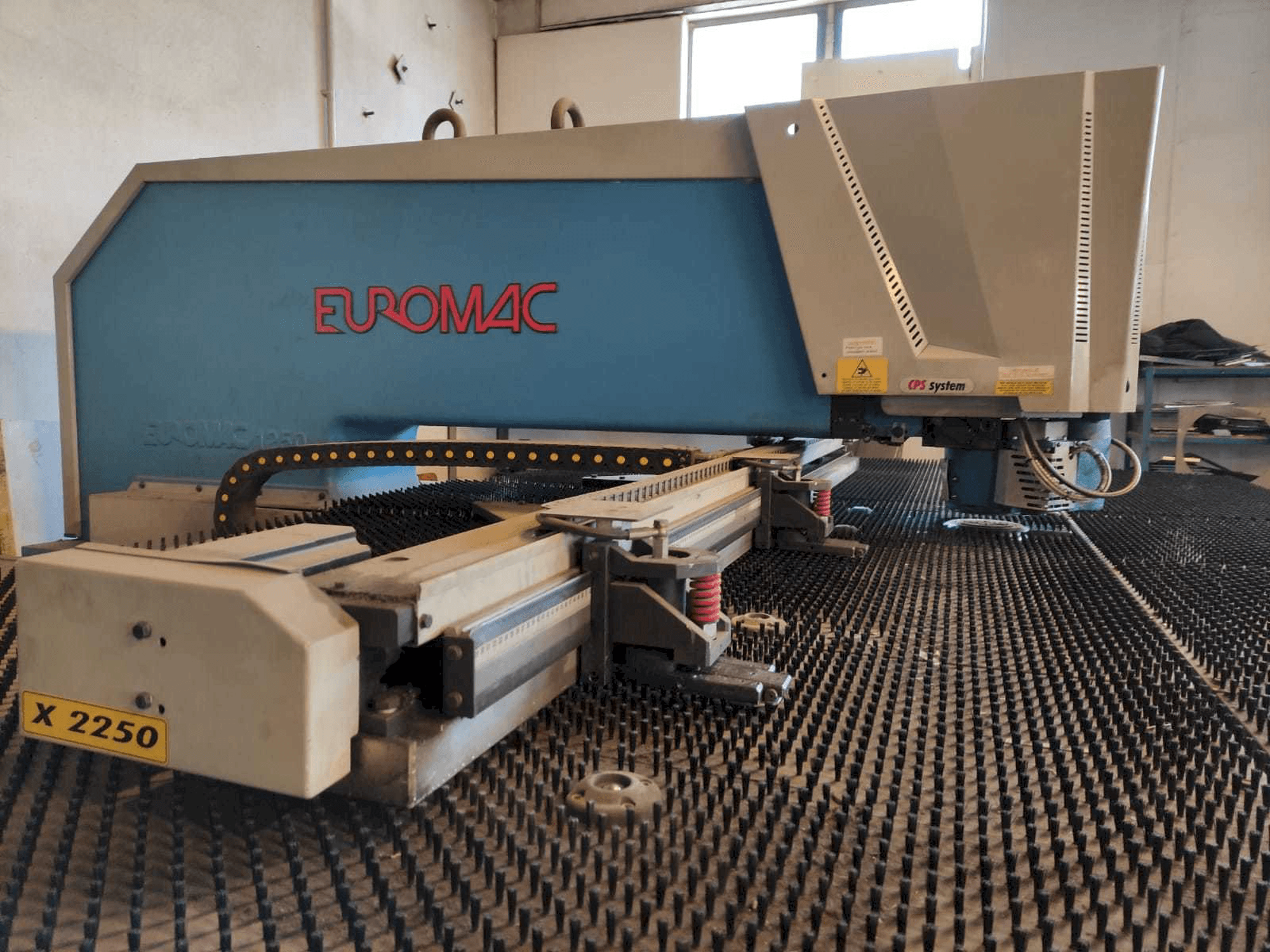 Mašīnas Euromac ZX 1250/30 kreisās malas skats