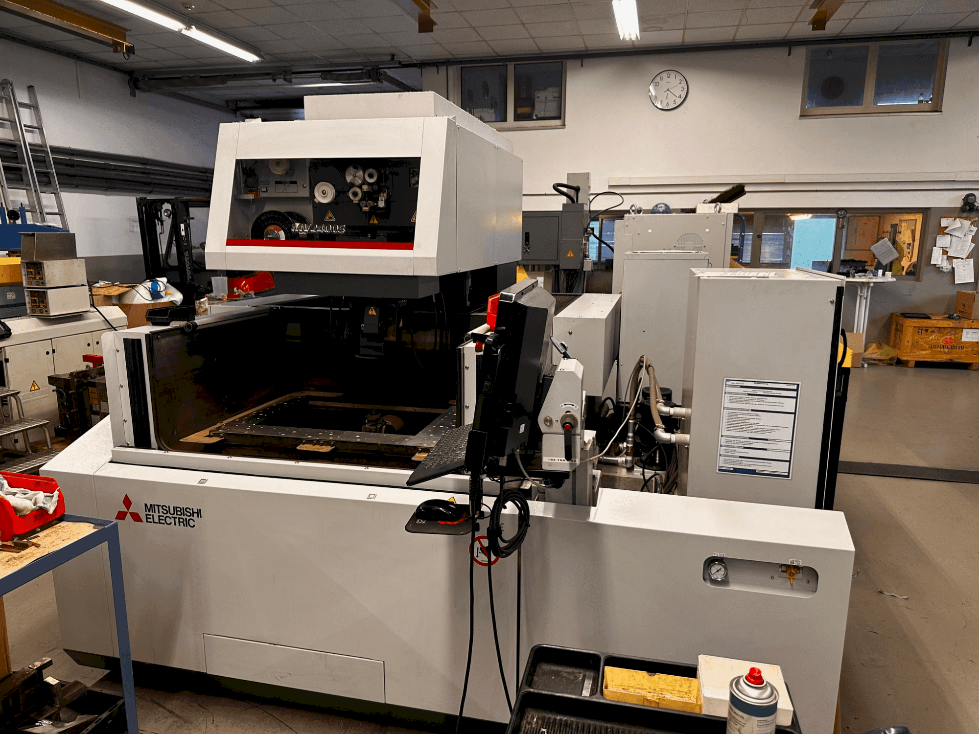 Mašīnas Mitsubishi MV2400S pretskats