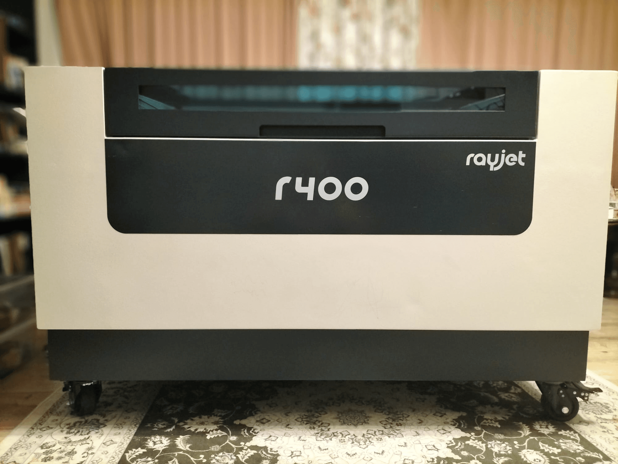 Trotec Rayjet R400 lāzergravēšanas iekārtas priekšējais skats, kurā redzams tās gludais dizains un skaidri redzamais zīmols.