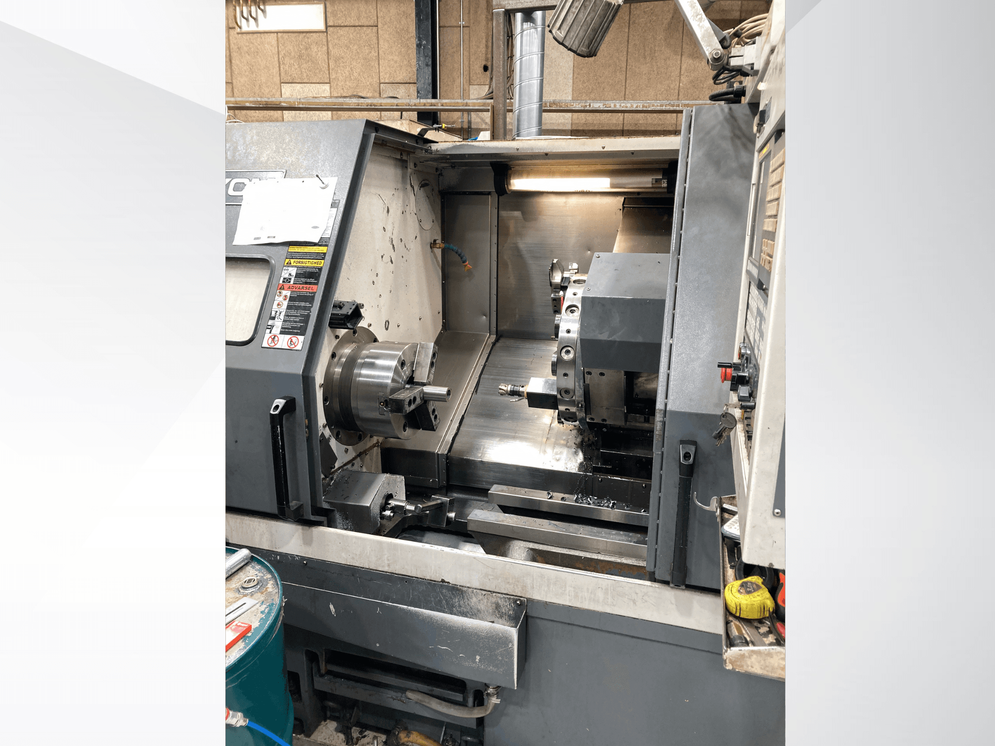 Horizontālās virpošanas darbgalds YCM GT-300LMB, skats no priekšpuses, kurā redzams vadības panelis un rotējošais turētājs ar instrumentu iestatījumiem.