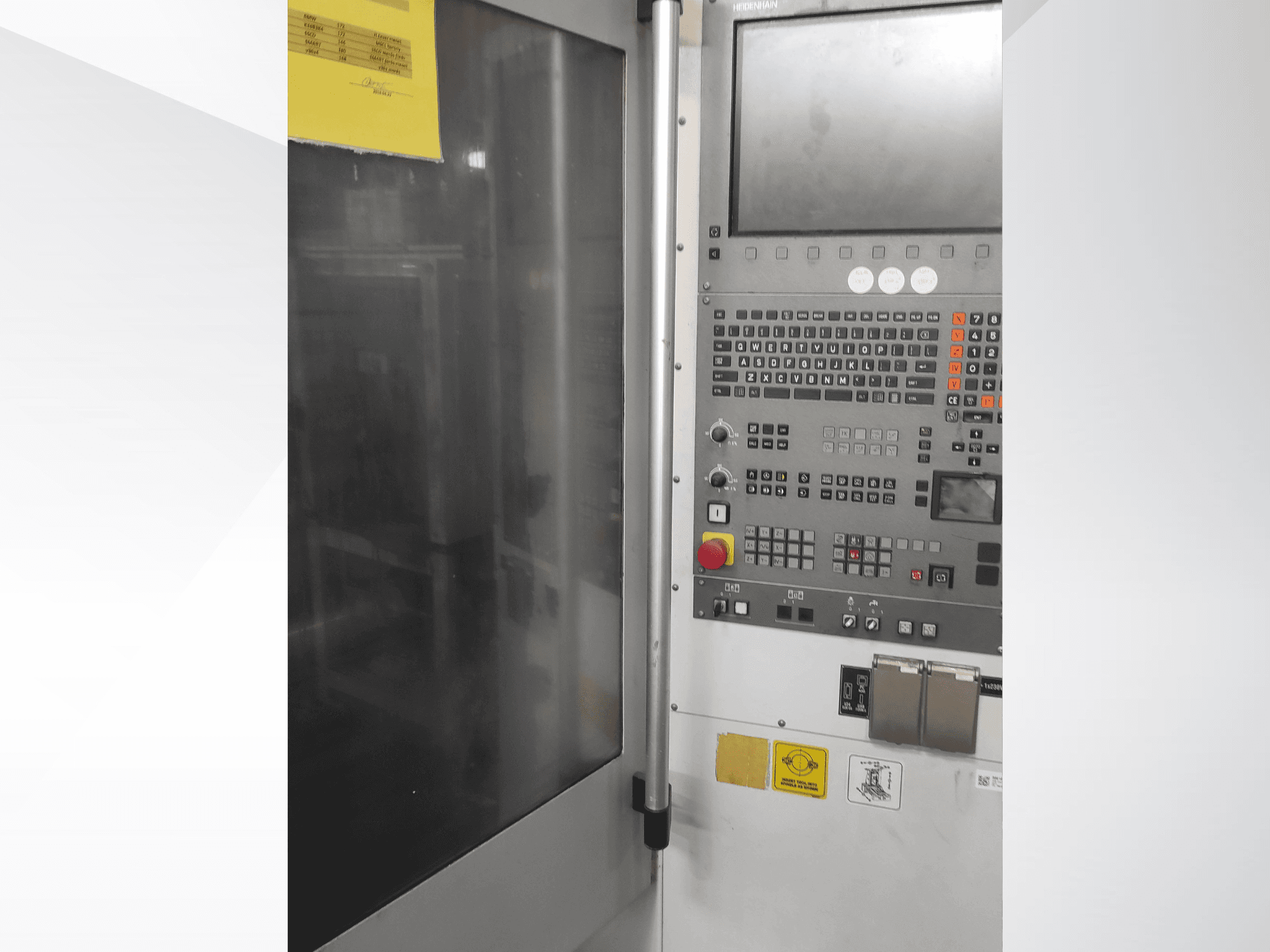 Herrmann rūpnieciskās mašīnas vadības panelis, skats no priekšpuses, ar pogām, skārienjūtīgo ekrānu un darbības marķējumiem.