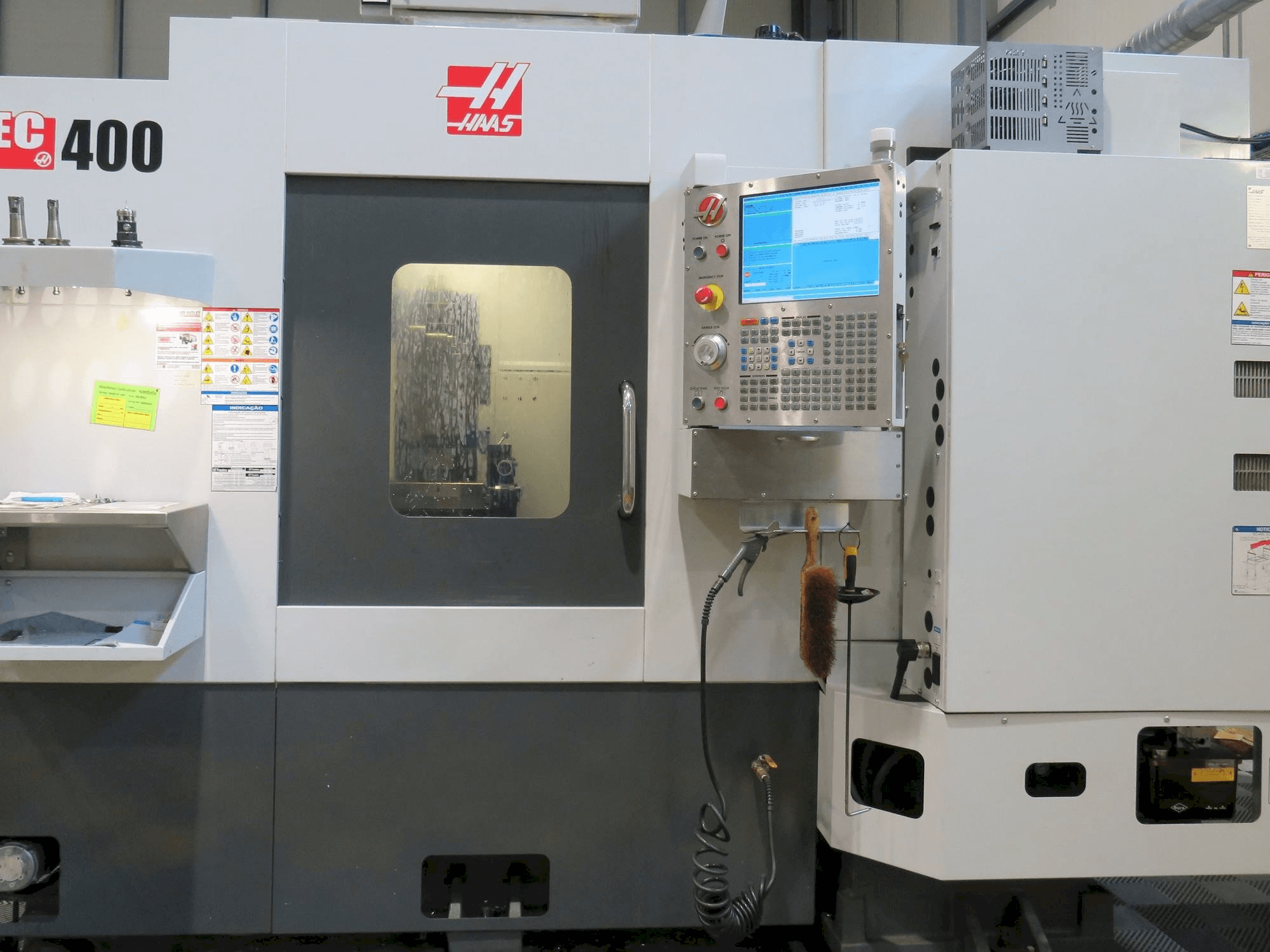 Mašīnas HAAS EC-400 pretskats