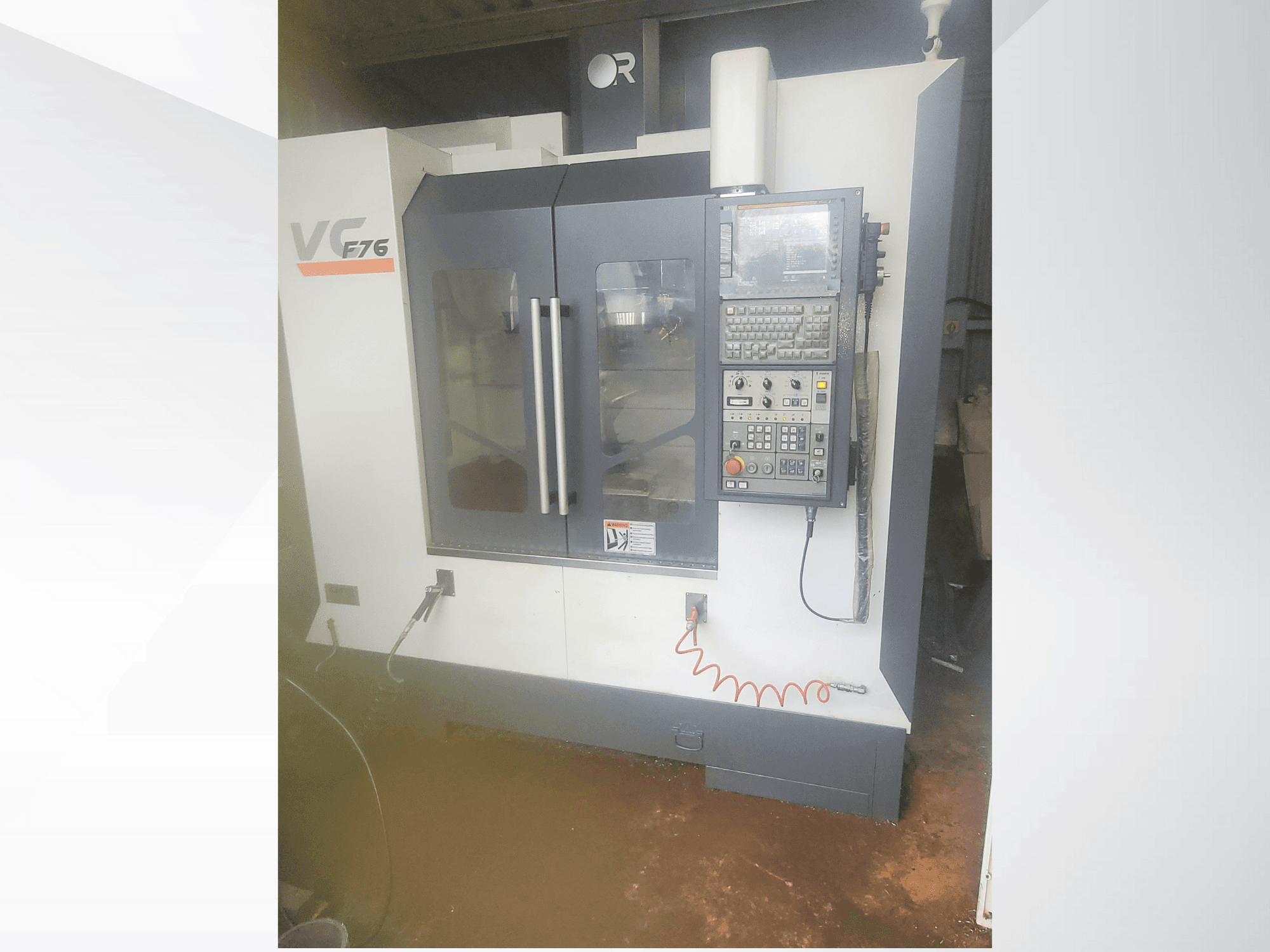 Vertikālais apstrādes centrs, VC zīmols, F76 modelis; priekšējais skats, kurā redzams vadības panelis un stikla durvis.