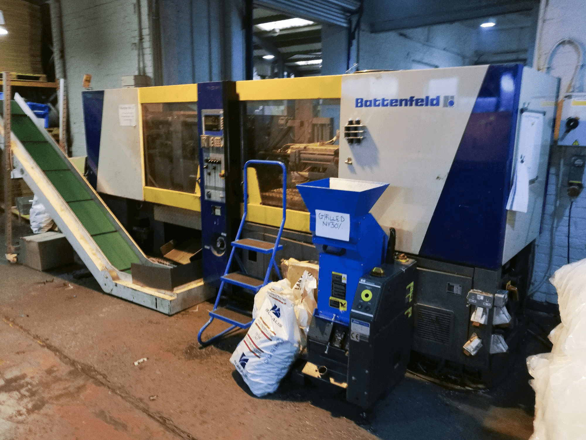 Mašīnas Battenfeld BK-T 1300/630 skats no kreisās puses