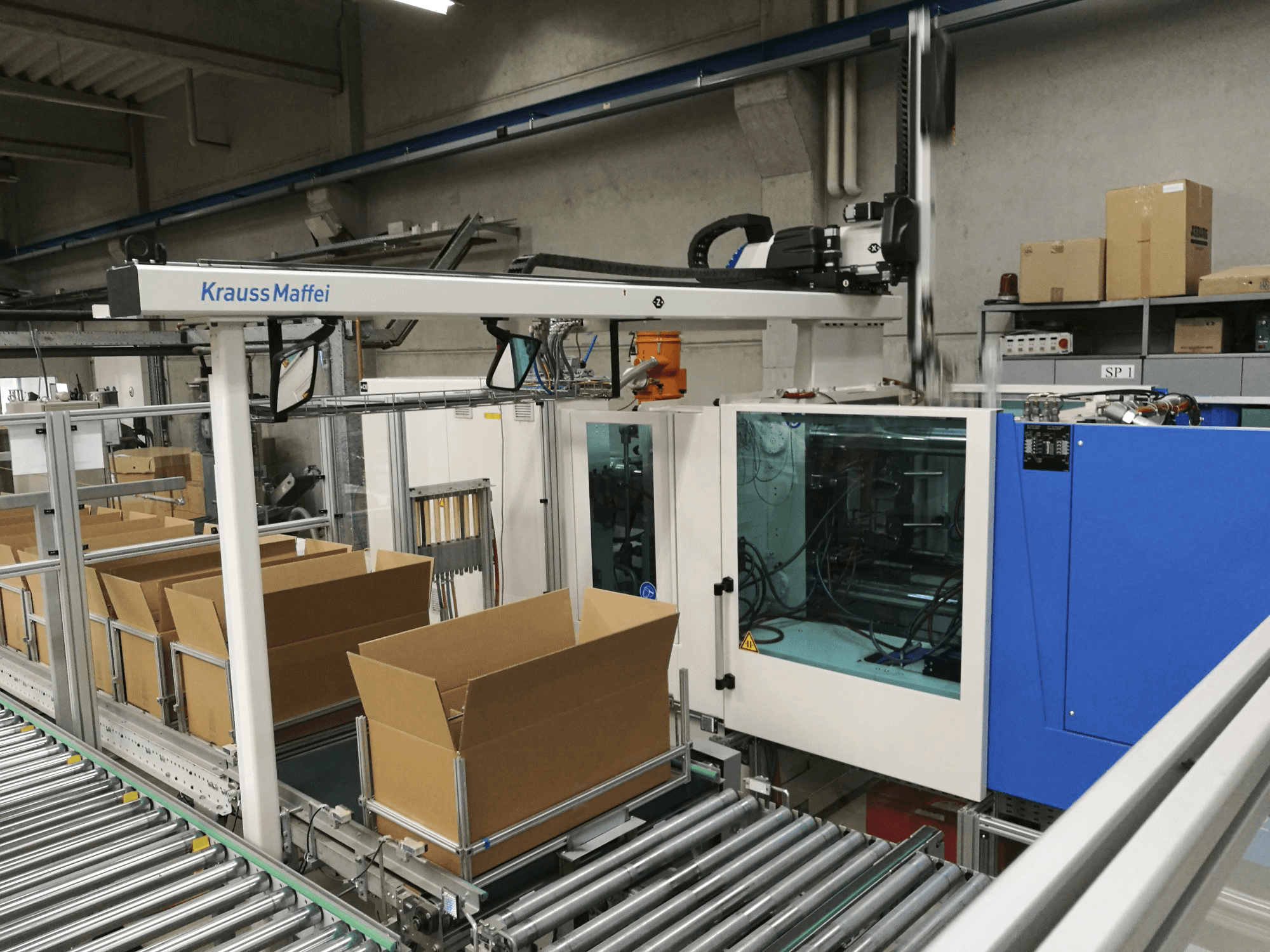 Mašīnas Krauss Maffei 200-750 CX skats no labās puses