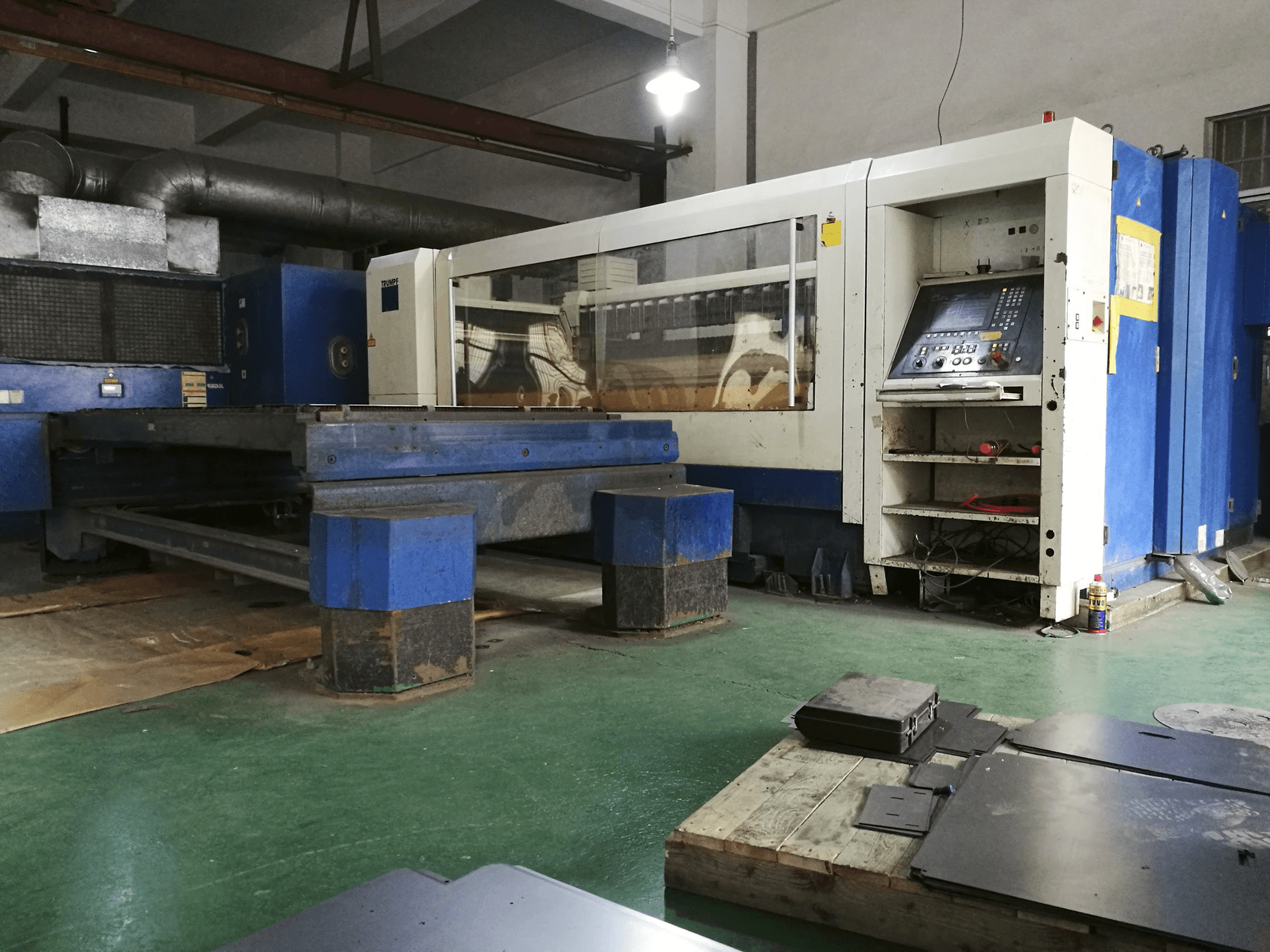 Mašīnas Trumpf TruLaser 2525 skats no labās puses