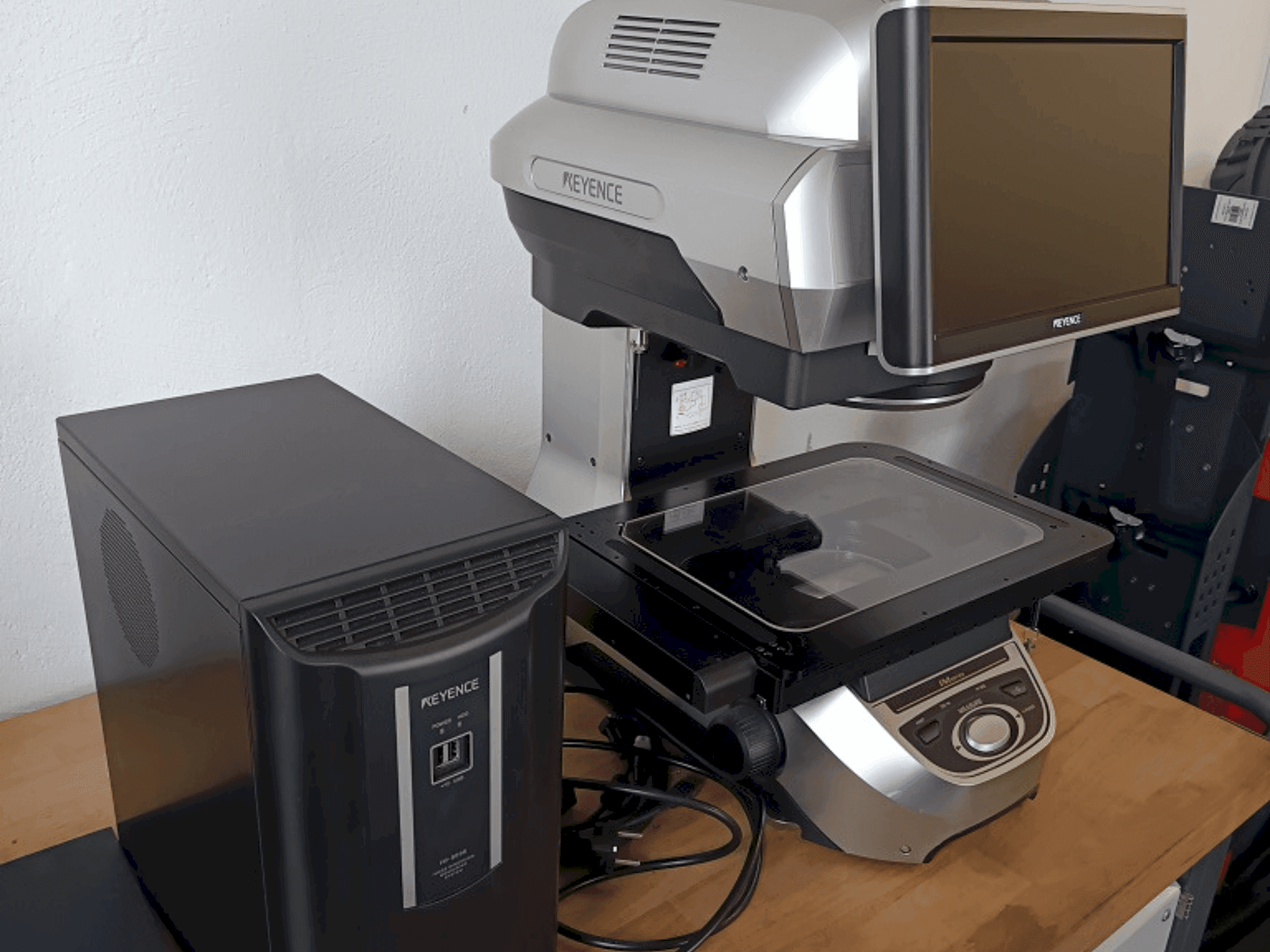 Mašīnas KEYENCE 8030T pretskats