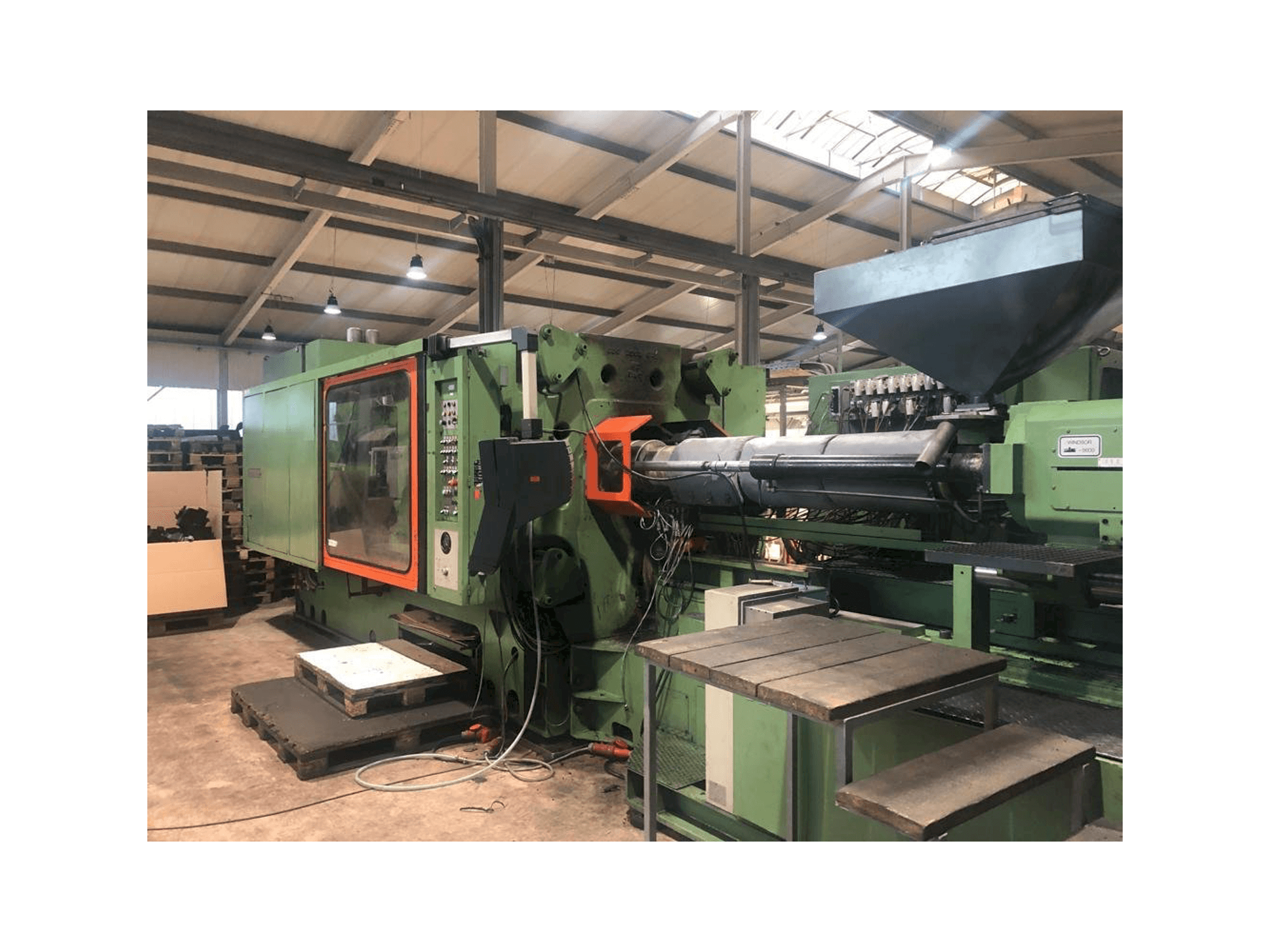 Mašīnas Windsor W1000 kreisās malas skats