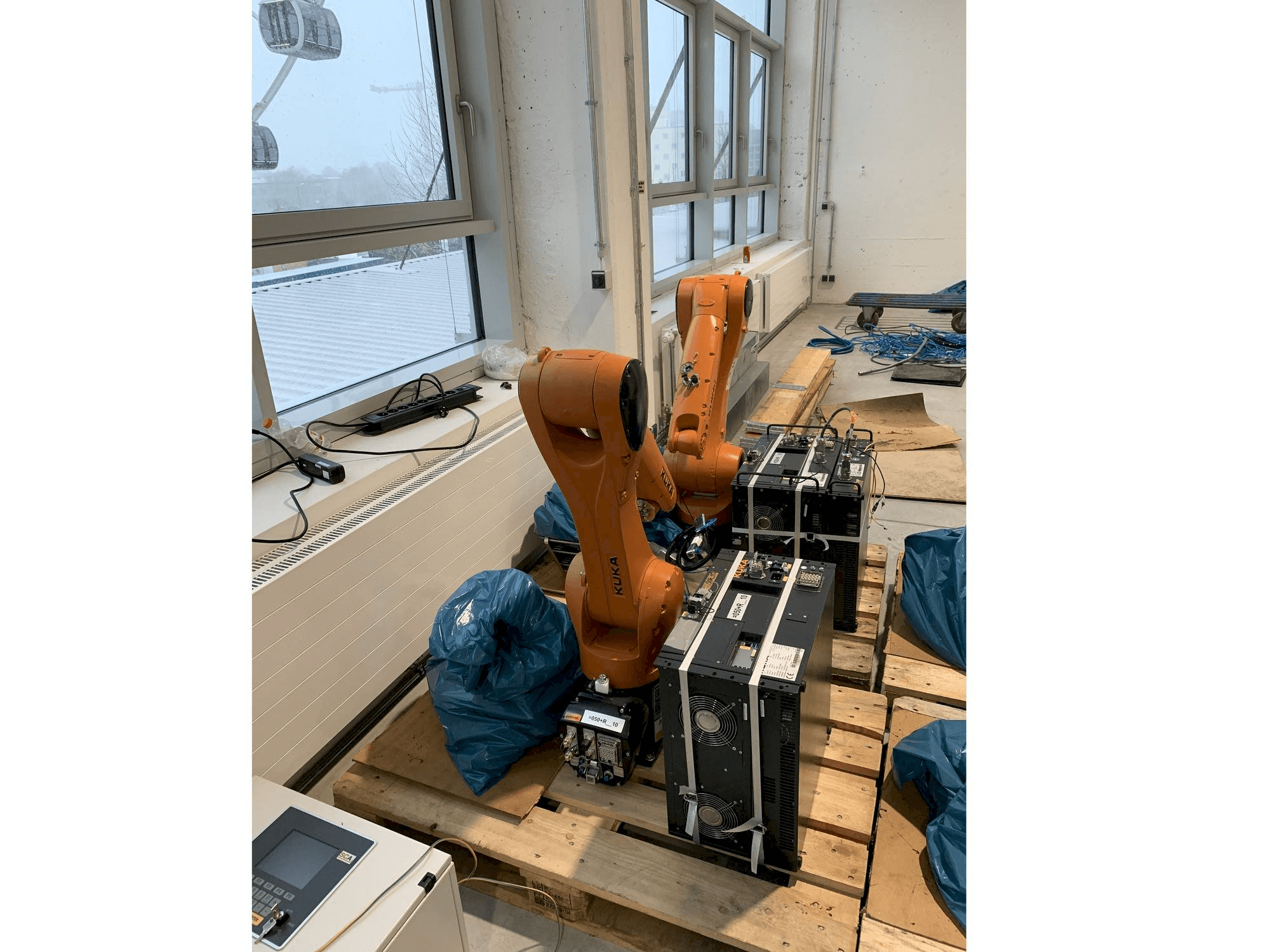 Mašīnas KUKA KR10 R1100 pretskats