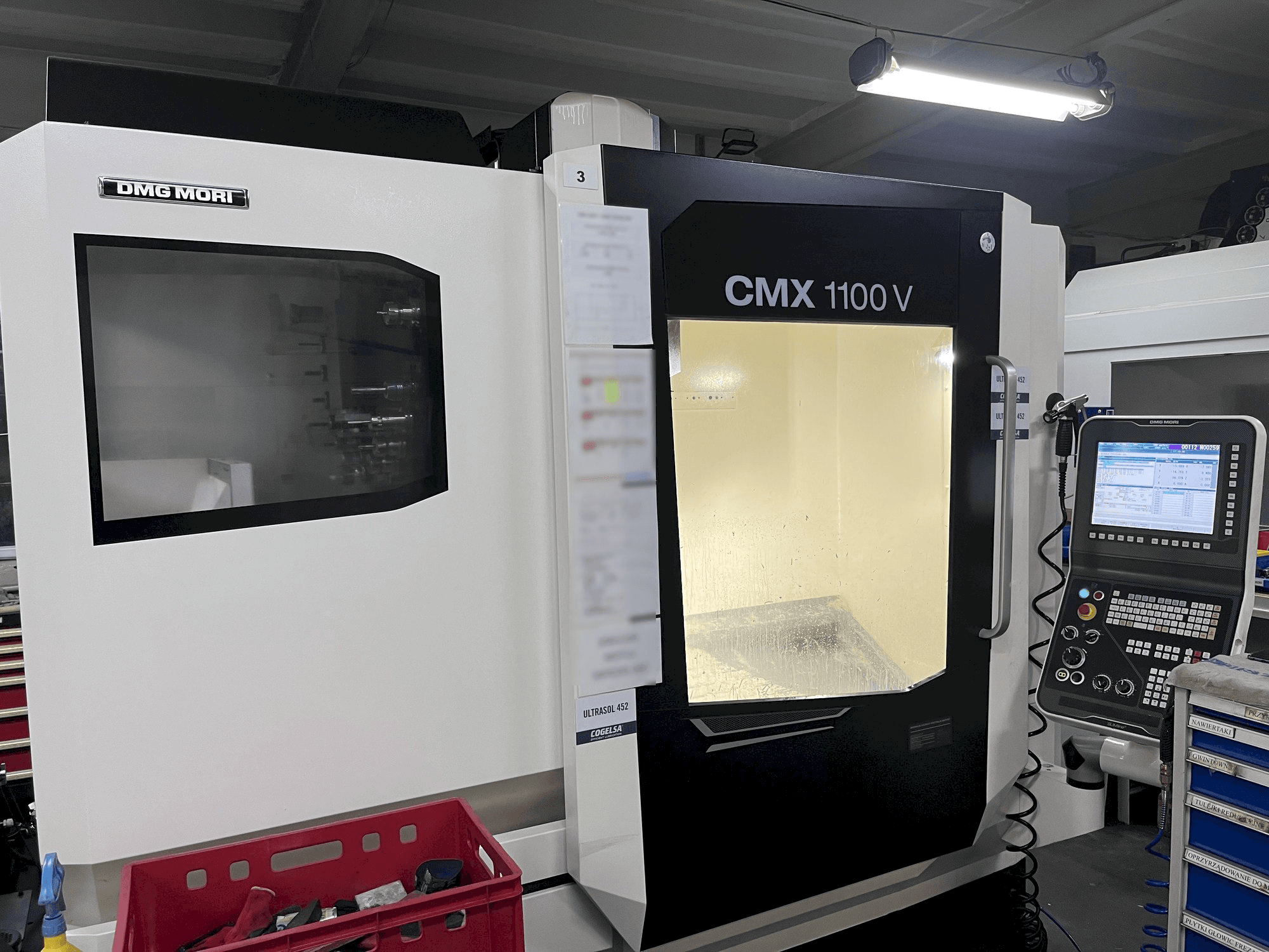Mašīnas DMG MORI CMX 1100 V kreisās malas skats