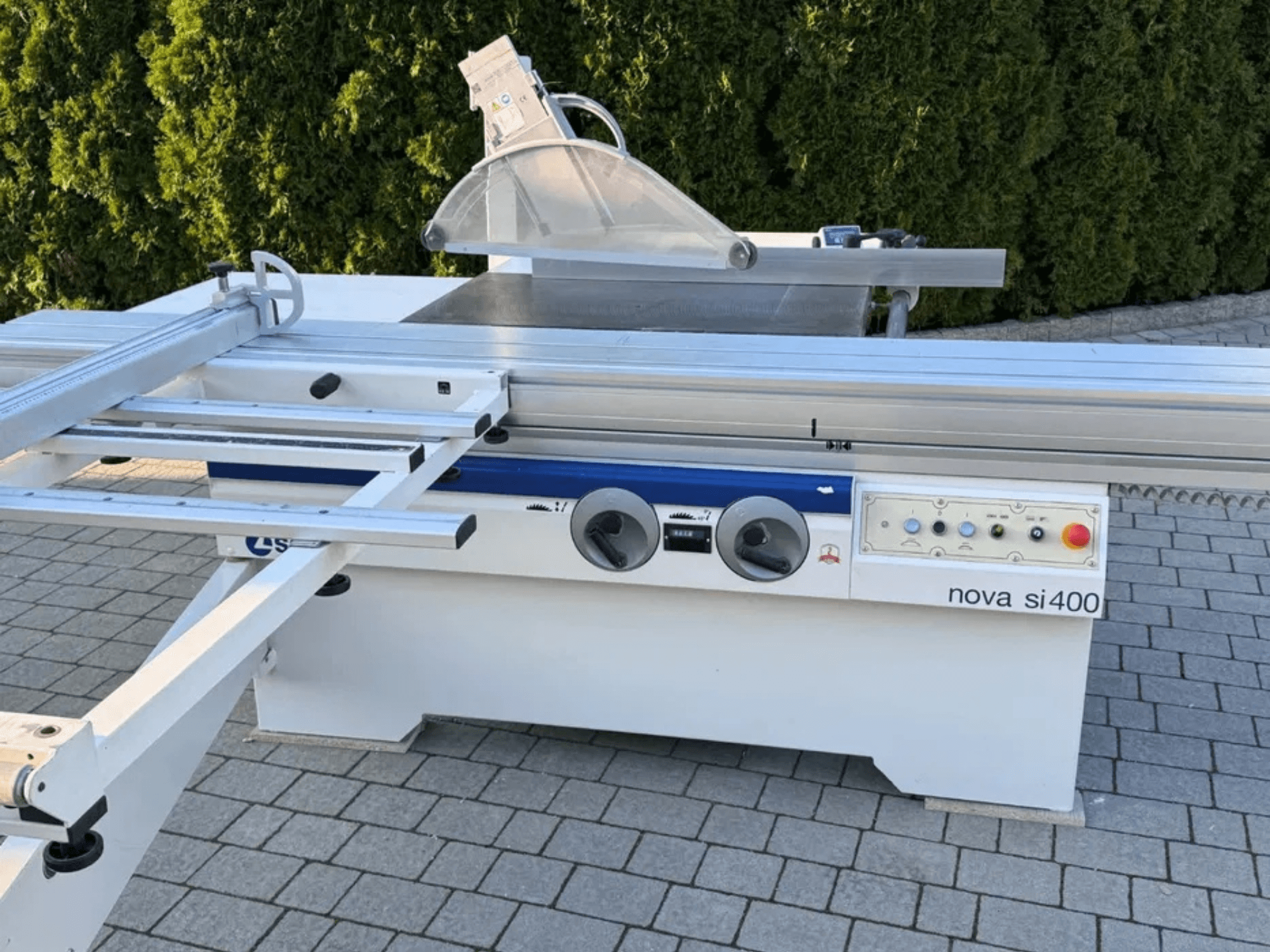 Koka ripzāģis SCM NOVA 400, skats no priekšpuses, kurā redzams zāģa asmens, vadības panelis un izturīgs metāla rāmis.