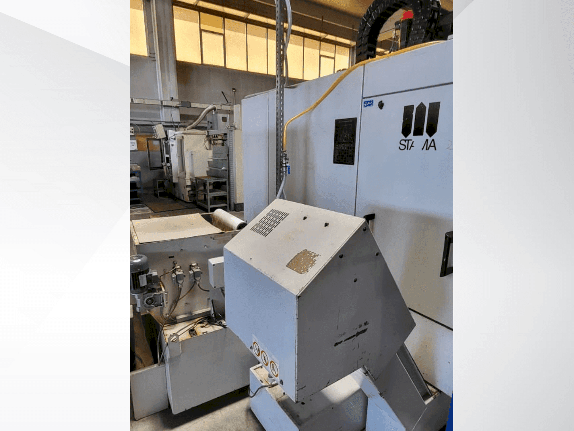 Mašīnas STAMA MC325 pretskats