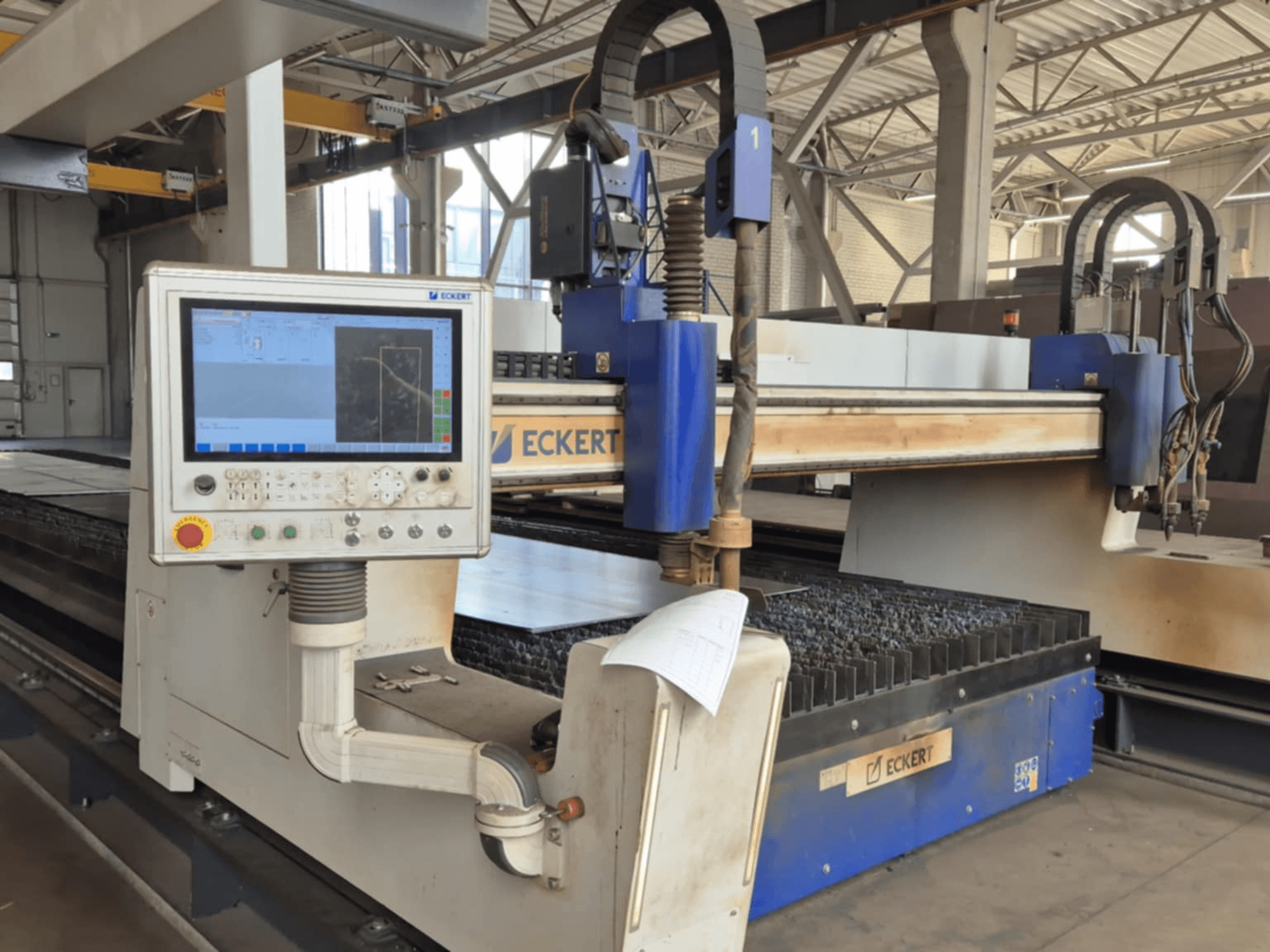 ECKERT CNC griezējmašīnas vadības panelis priekšpusē ar skārienjūtīgo ekrānu un dažādām vadības pogām.