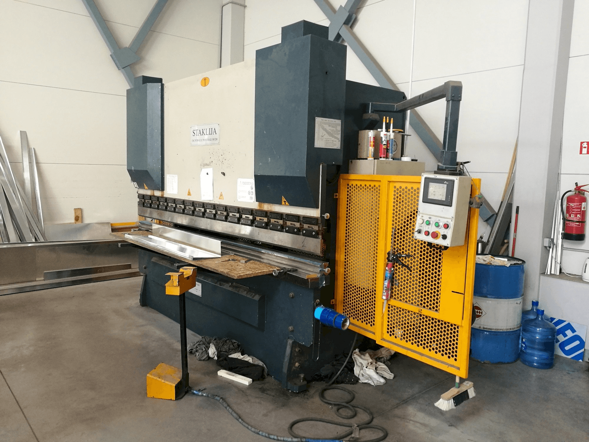 Mašīnas Staklija WC67K-100x3200 pretskats