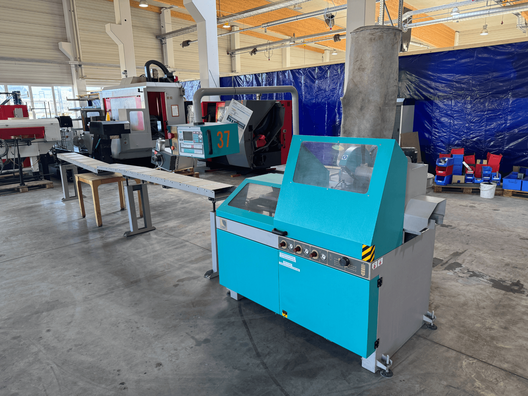 Imet VELOX 350 AF-ENC ripzāģis darbnīcā, priekšējais skats, kurā redzams vadības panelis un putekļu nosūkšanas sistēma.