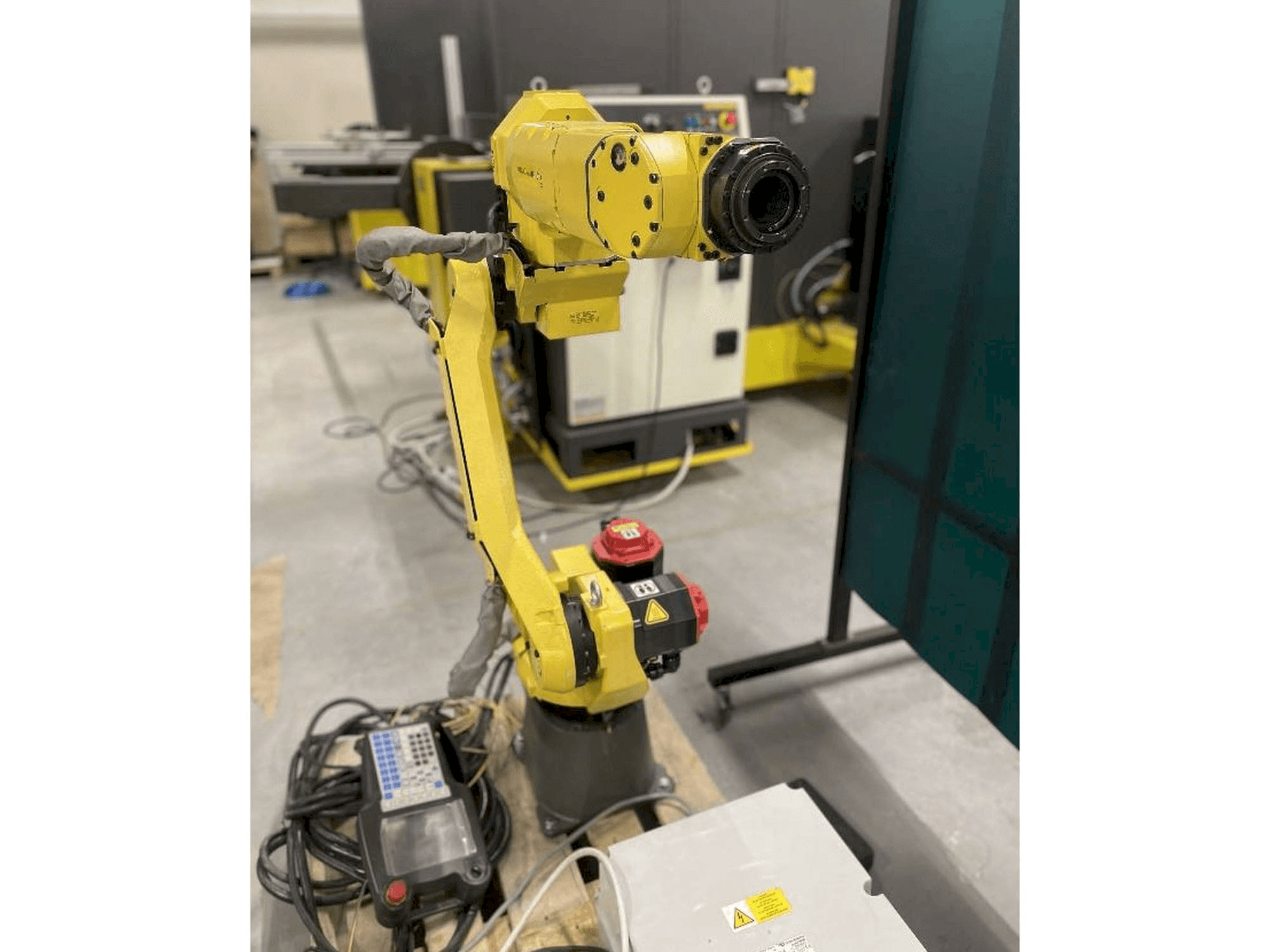Mašīnas FANUC M10iA/12 pretskats