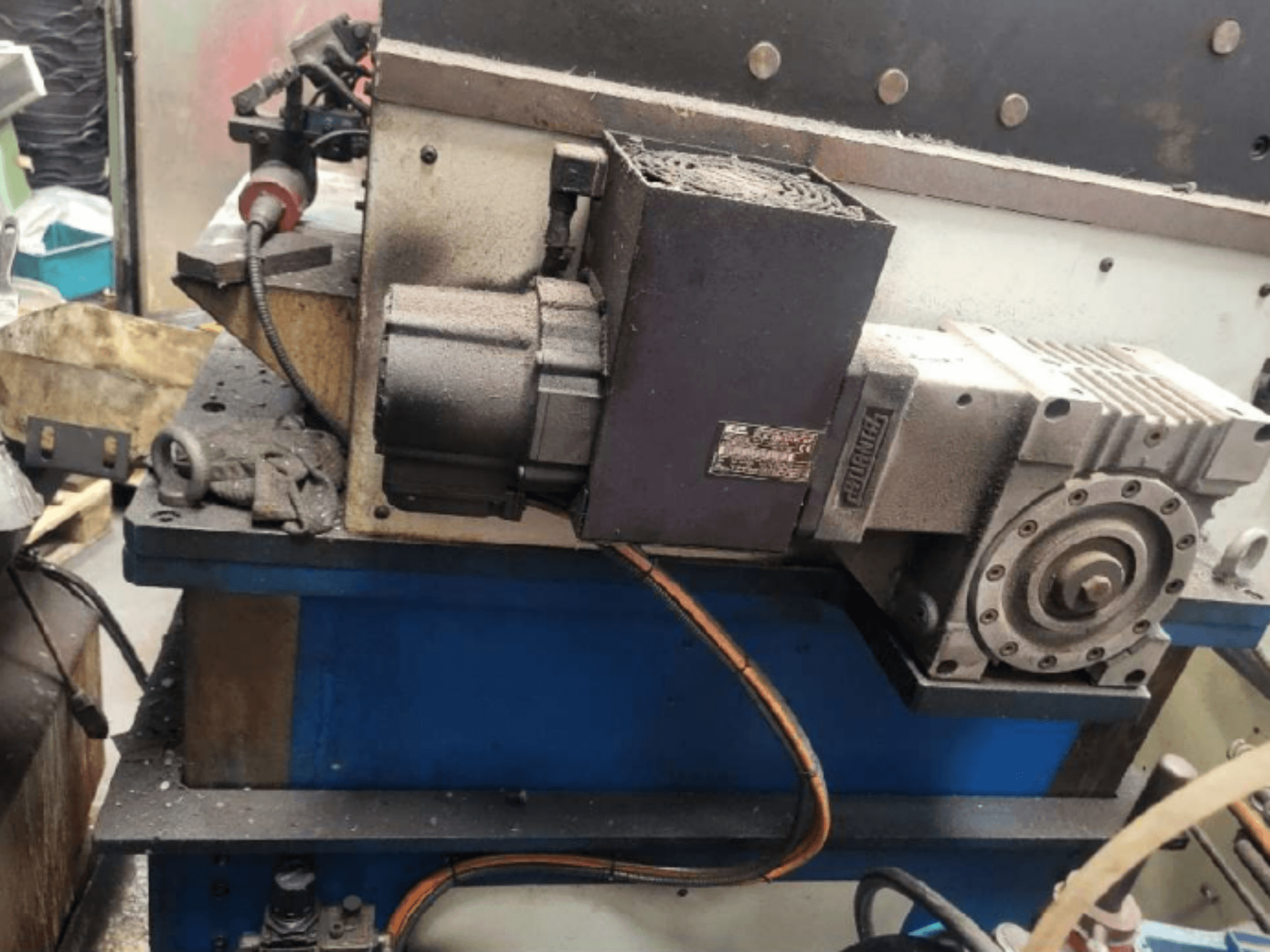 Mehāniskā štancēšanas prese PRESSIX 160 CNR 6, sānu skats, kurā redzams motors un savienojumi uz zilas platformas.