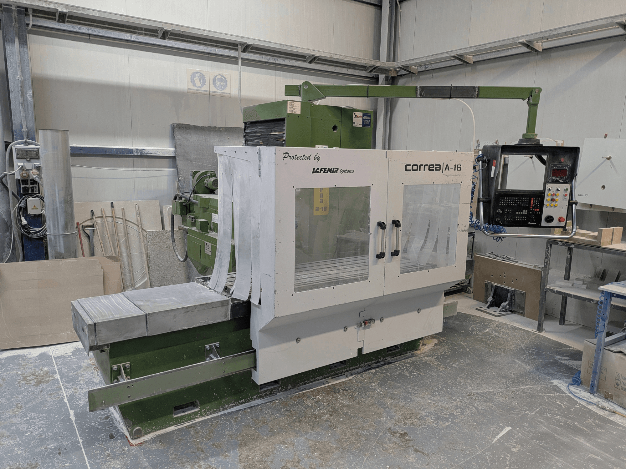Correa A-16 frēzmašīna darbnīcā, priekšējais skats ar vadības paneli un darba virsmu, kas demonstrē rūpniecisko dizainu un funkcionalitāti.