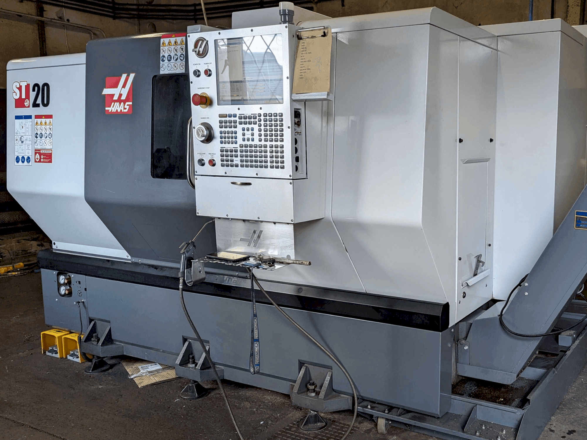 Mašīnas HAAS ST-20 pretskats