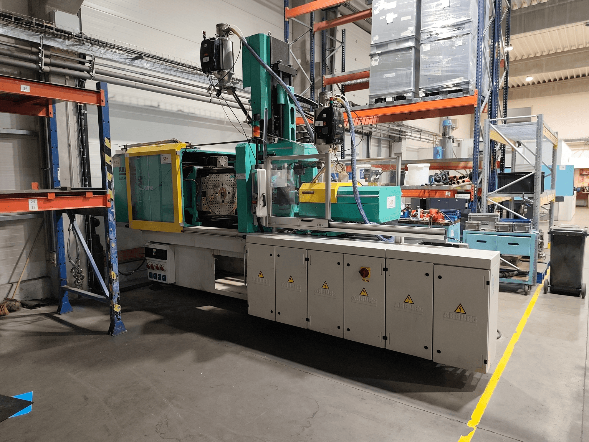Arburg Allrounder 520 A 1500-70 Alldrive hidrauliskā plastmasas liešanas mašīna, sānskats rūpnīcas vidē.