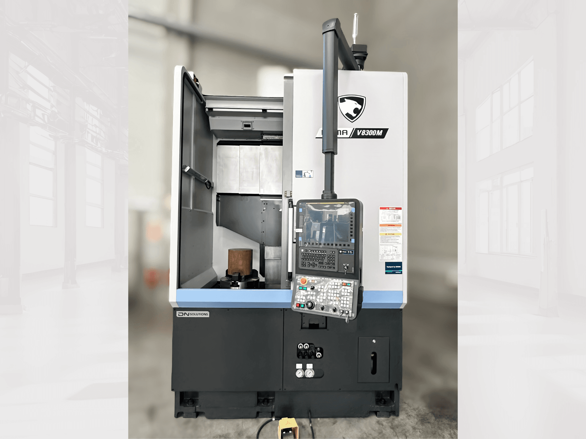 Puma V8300MR vertikālās virpošanas iekārta priekšpusē, ar vadības paneli un atvērtām durvīm, kas parāda iekšpusi.