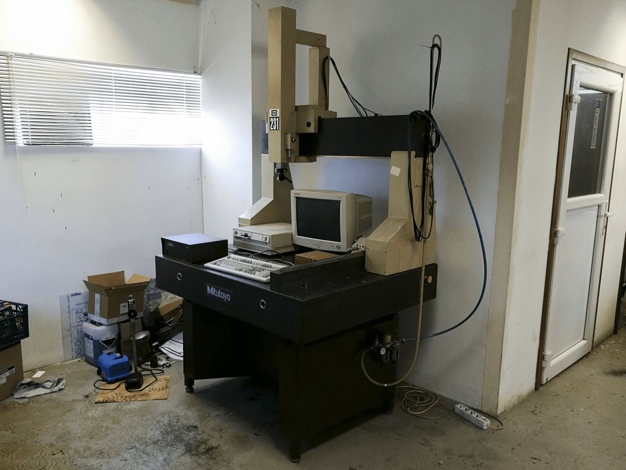 Mašīnas Mitutoyo B-231 skats no labās puses