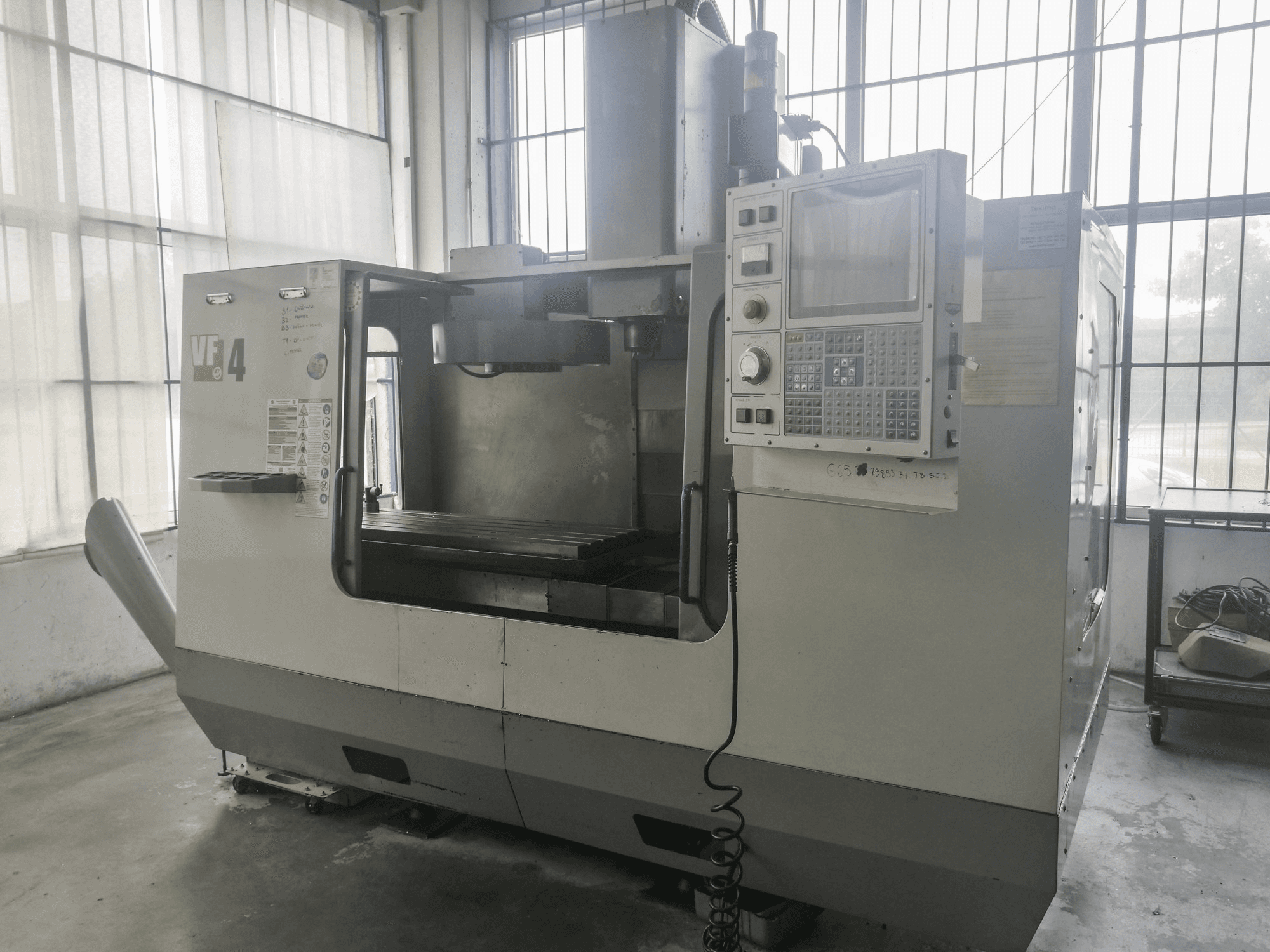 Mašīnas HAAS VF-4 pretskats