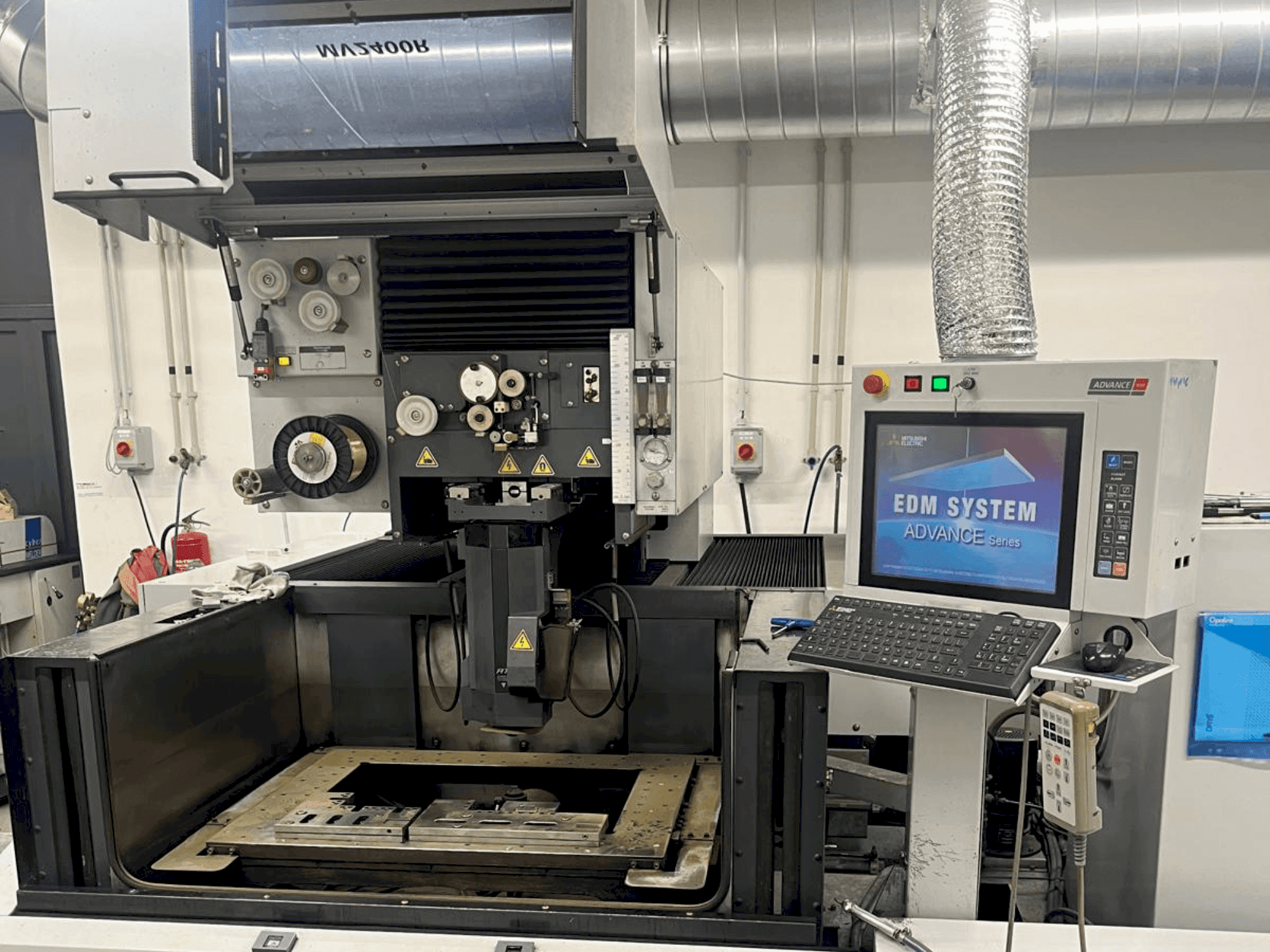 Mašīnas Mitsubishi MV2400 R pretskats