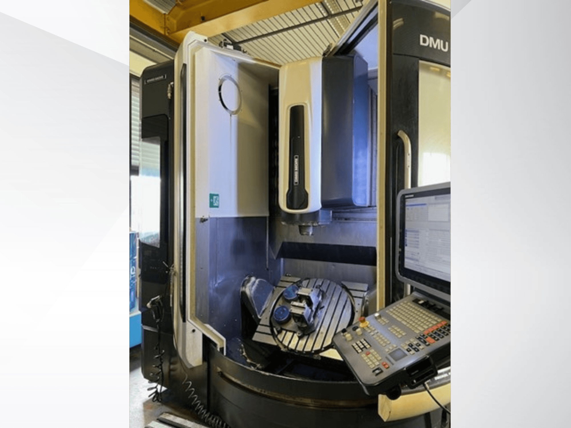 DMG MORI DMU 75 universālais monobloka apstrādes centrs, skats no priekšpuses, redzams vadības panelis un apstrādājamā detaļa uz galda.