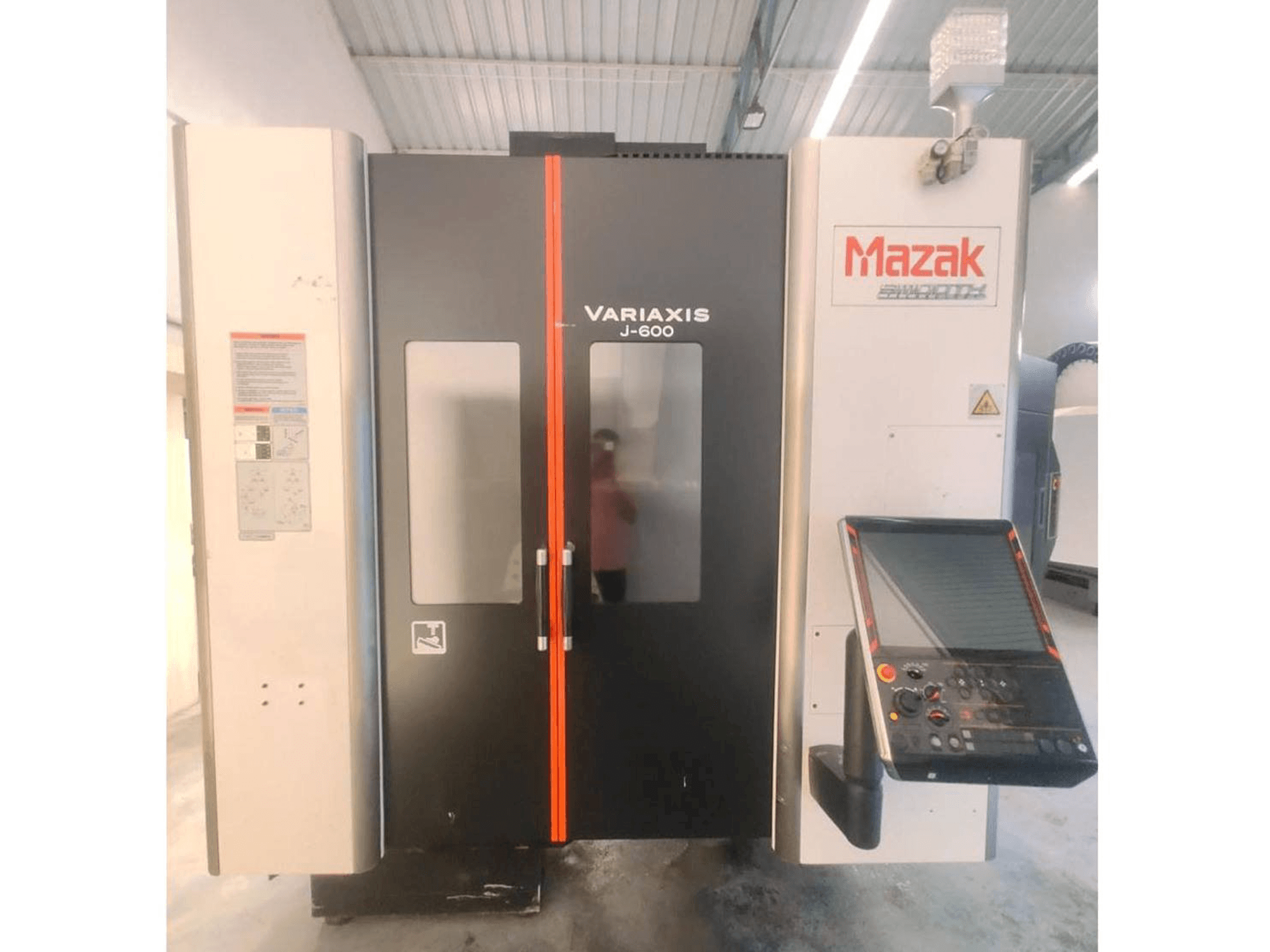 Mašīnas Mazak Variaxis J-600 pretskats