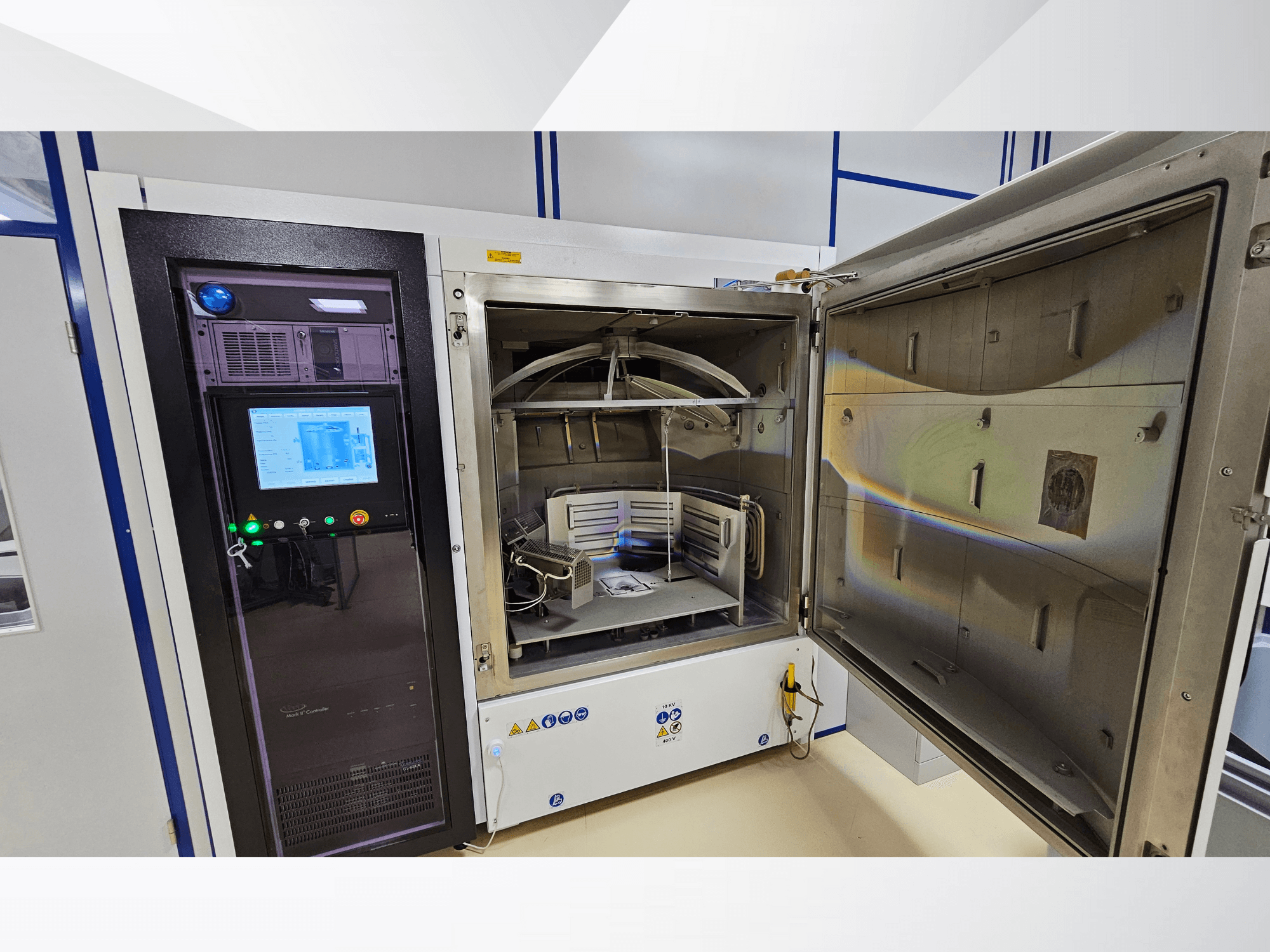 Nezināma zīmola testēšanas kameras vadības panelis, skats no priekšpuses; redzams skārienekrāns, indikatori un atvērtas durvis, kas atklāj iekšpusi.