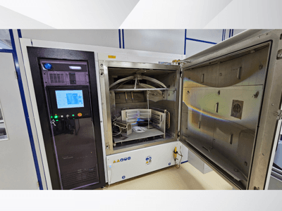 Nezināma zīmola testēšanas kameras vadības panelis, skats no priekšpuses; redzams skārienekrāns, indikatori un atvērtas durvis, kas atklāj iekšpusi.