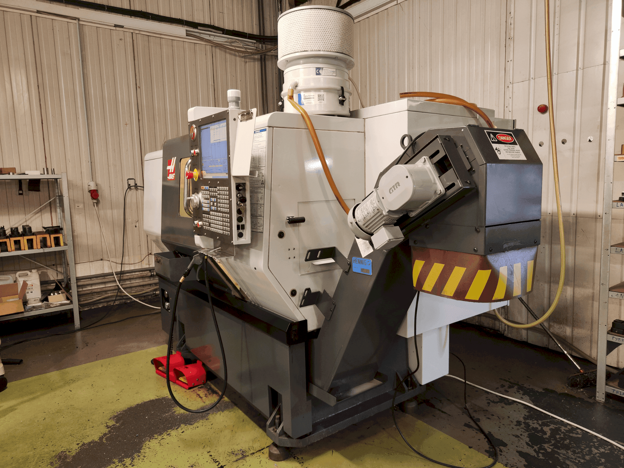 Mašīnas HAAS ST-10 pretskats