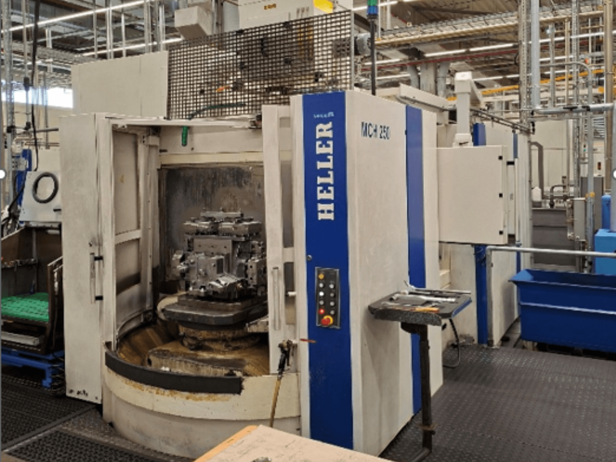 Heller MCH 250 horizontālais apstrādes centrs, skats no priekšpuses, kurā redzams detaļa uz rotējoša galda un vadības panelis.