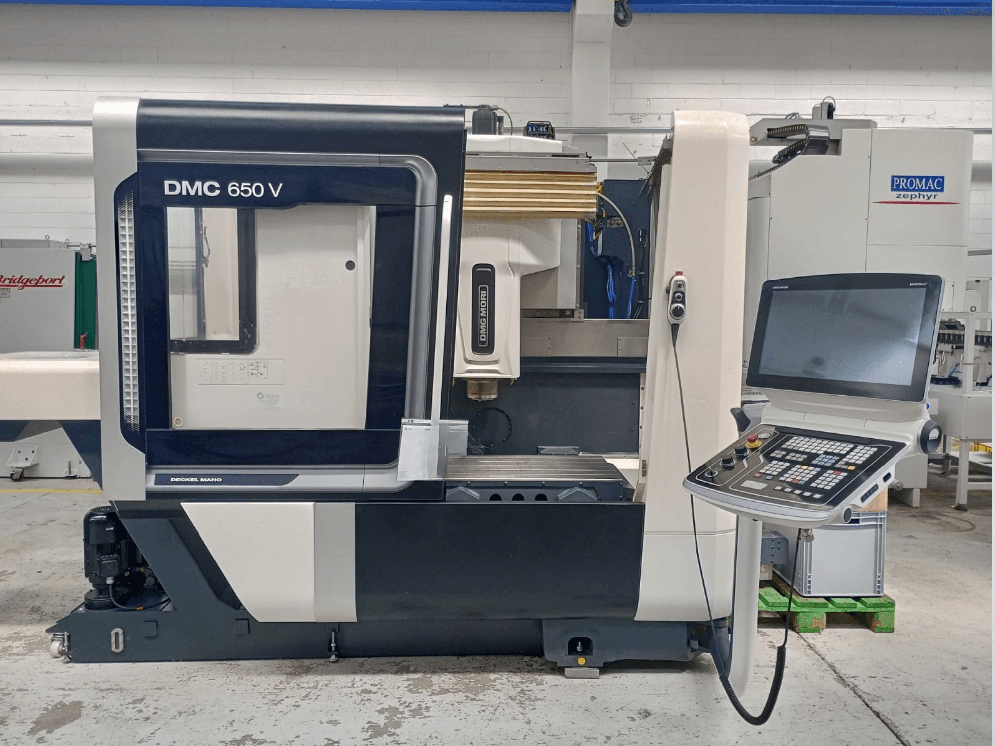 Decker Maho DMC 650 V CNC darbgalds ar vadības paneli, pogām un ekrānu, industriālā vidē.