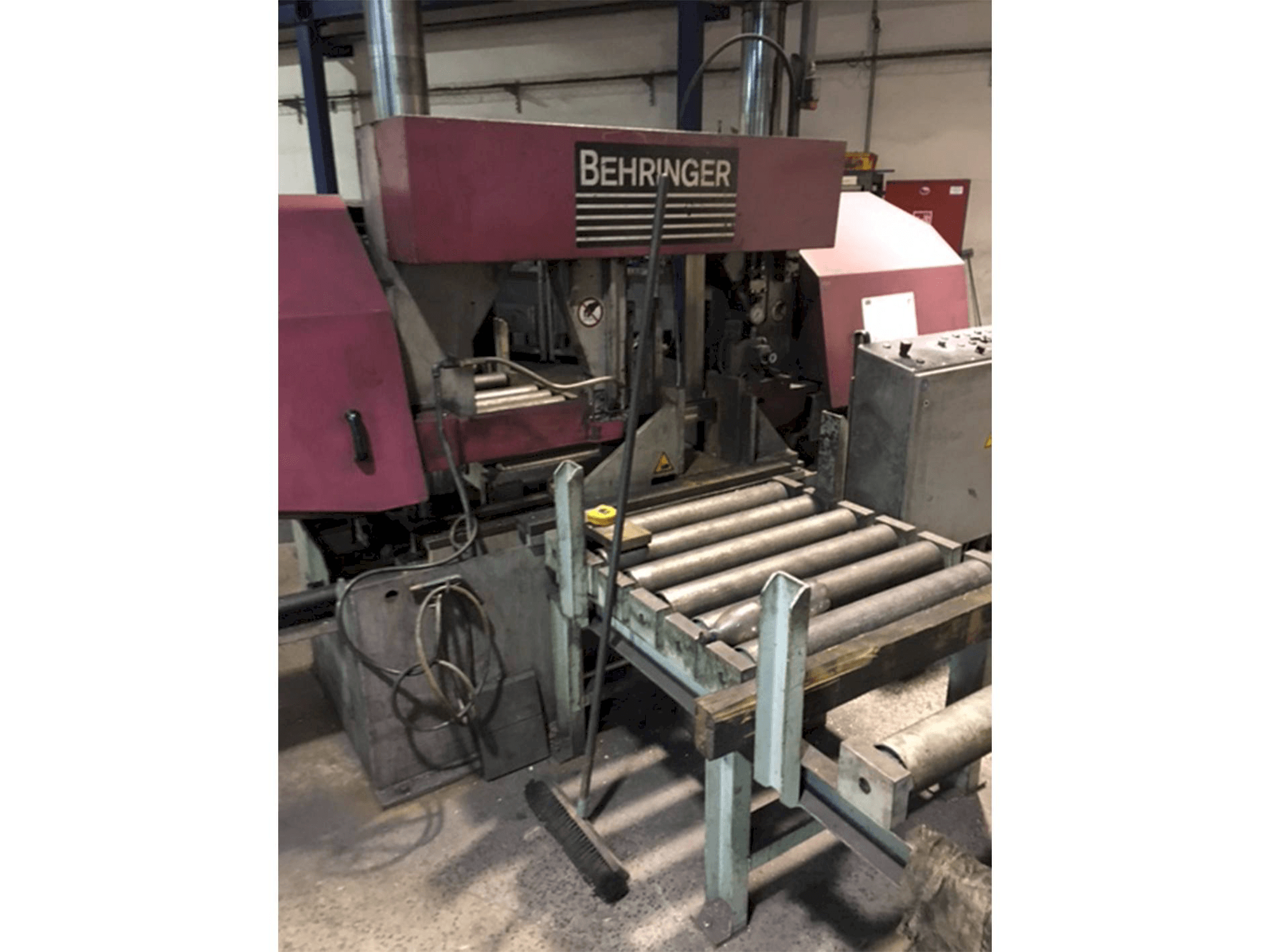 Mašīnas Behringer HBP 530 pretskats