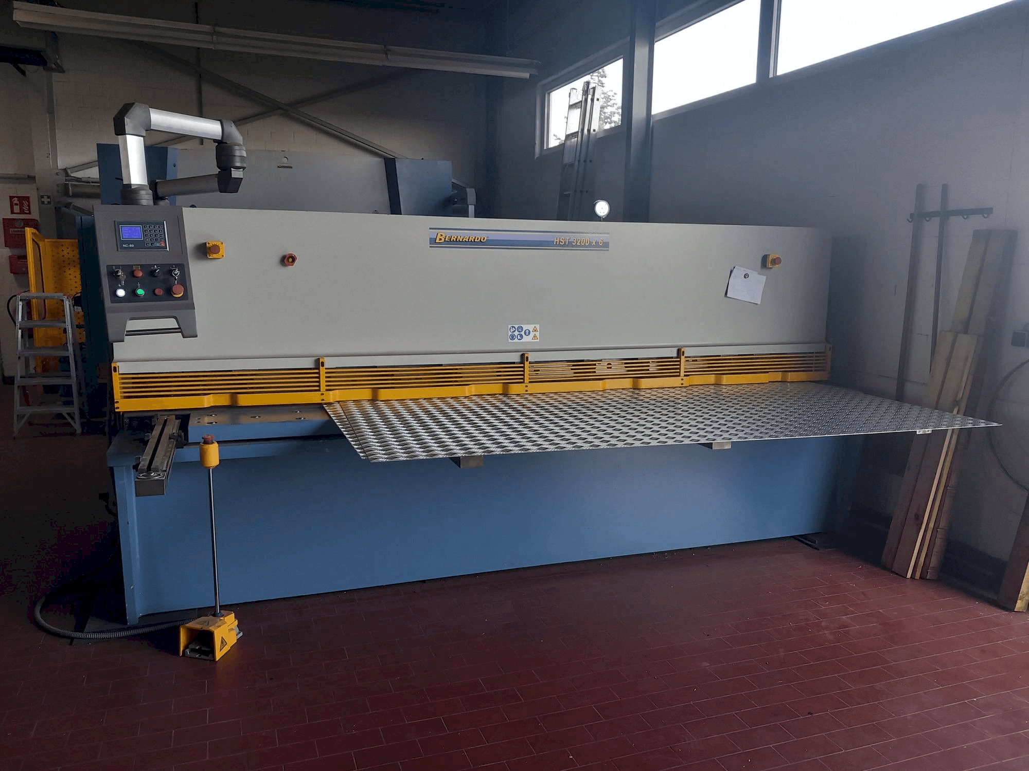 Mašīnas Bernardo HST-3200X6 pretskats