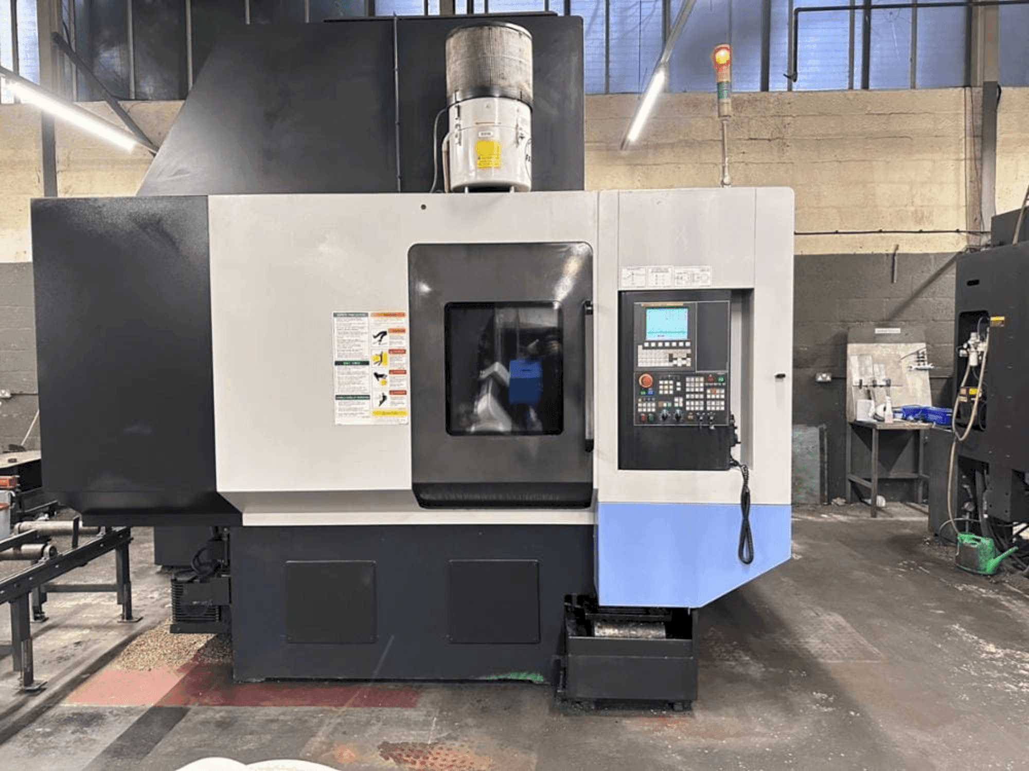 Mašīnas DOOSAN VC-510 pretskats