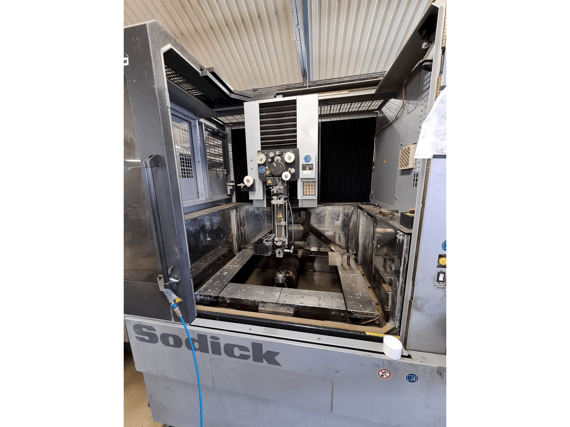 Mašīnas Sodick AQ750L pretskats
