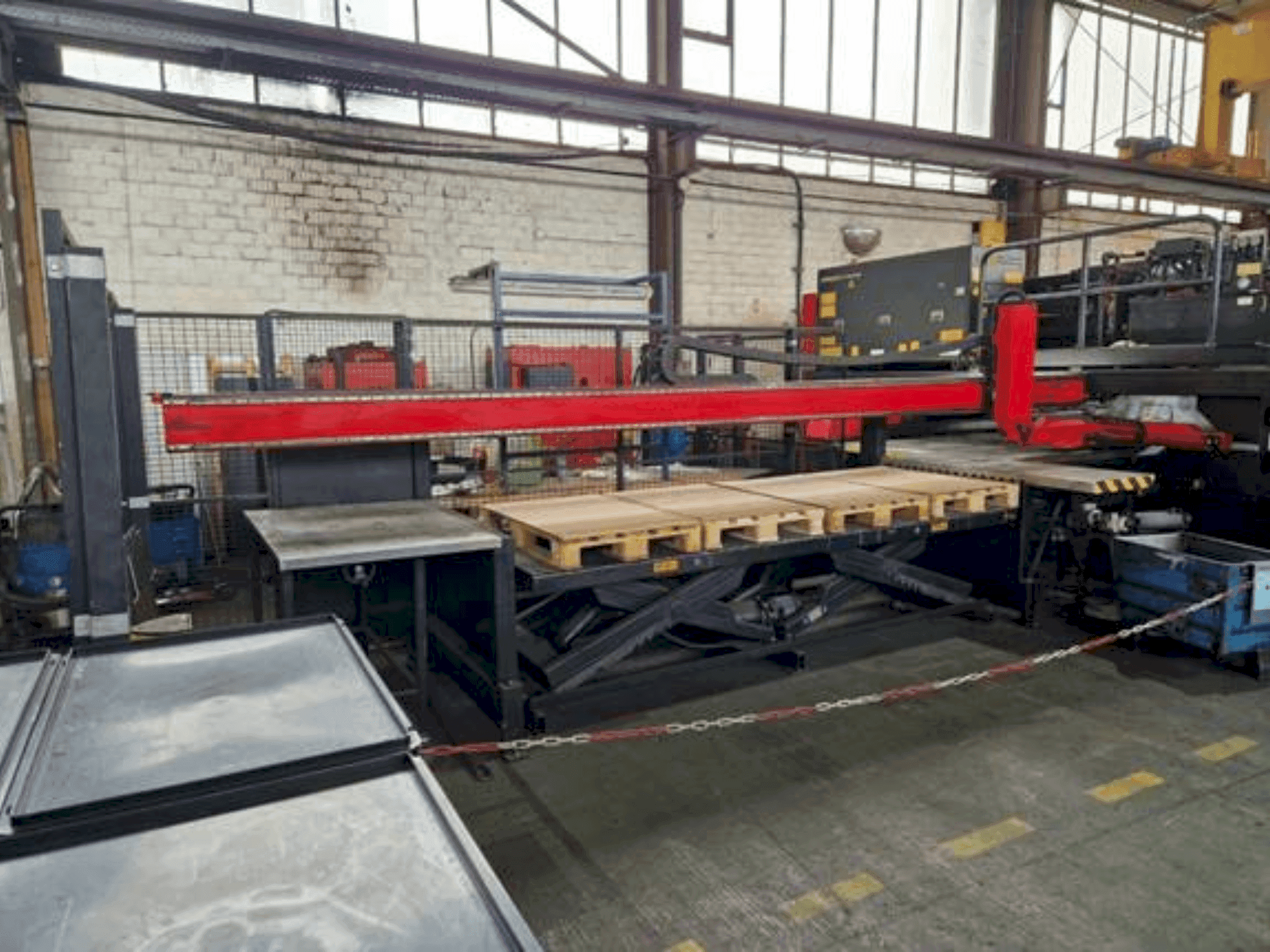 Mašīnas AMADA AP3-2610 V pretskats