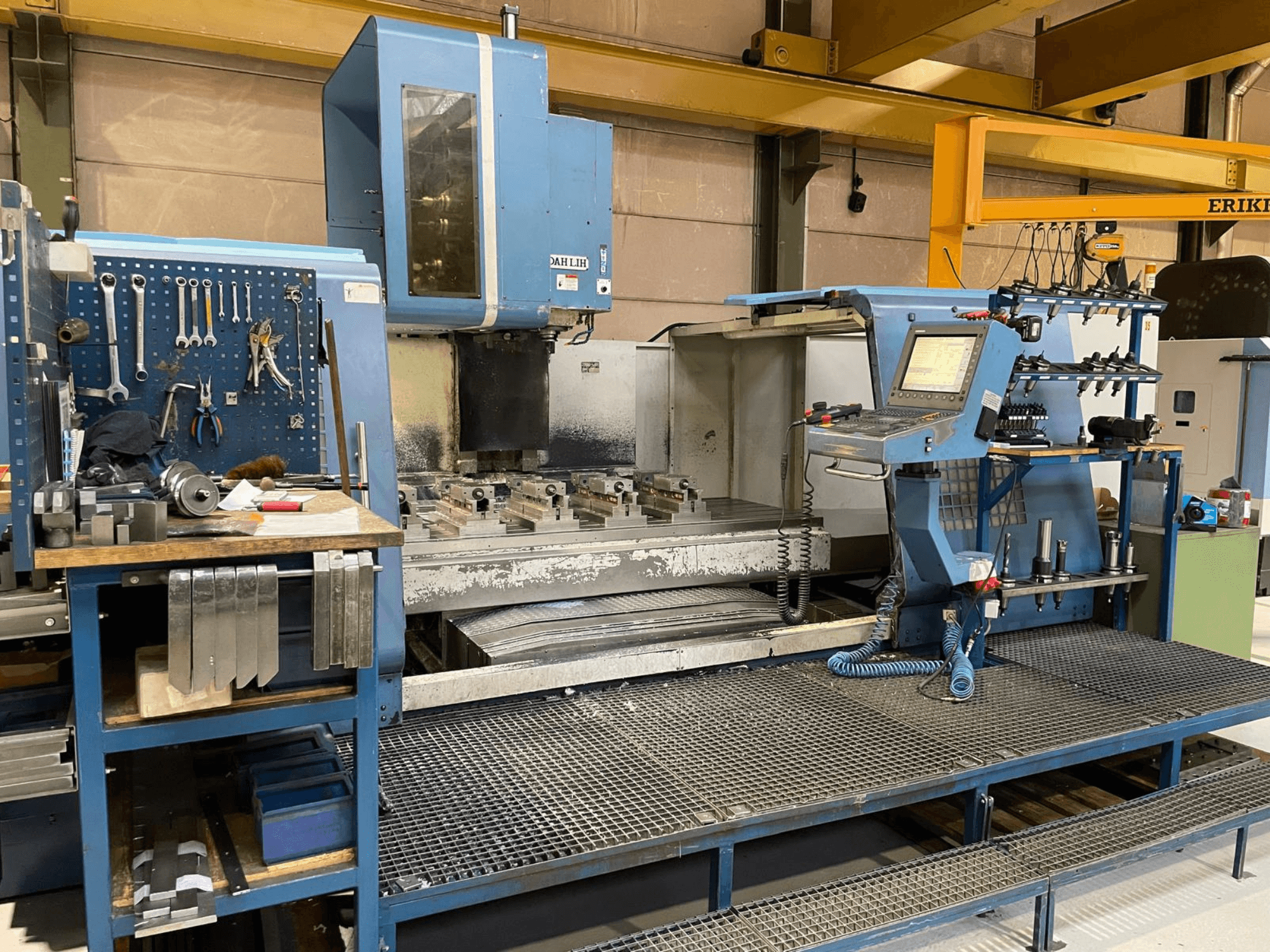 DAH LIH MCV2600 vertikālā apstrādes centra priekšējais skats, kurā redzams vadības panelis, darba galds un instrumentu glabāšanas zona.