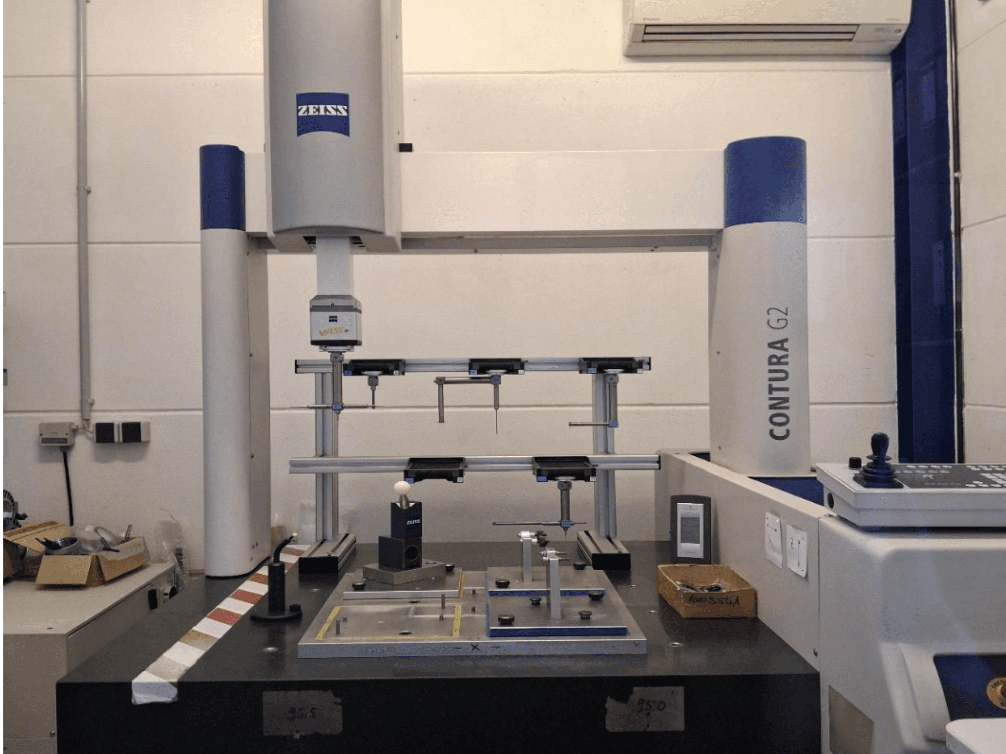 ZEISS Contura G2 CMM laboratorijas apstākļos, demonstrējot mērīšanas aparātu un vadības paneli no priekšpuses.