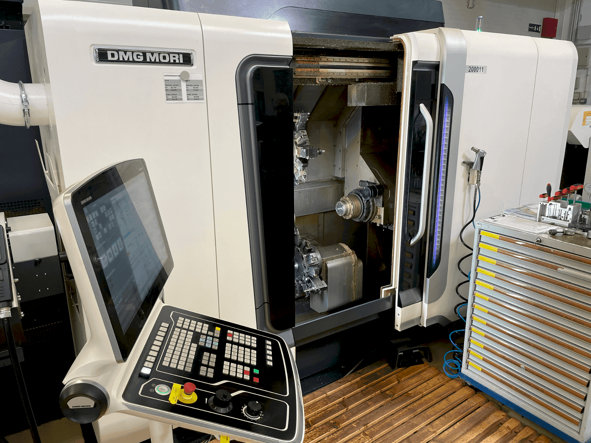 Mašīnas DMG MORI Sprint 50 2T skats no kreisās puses